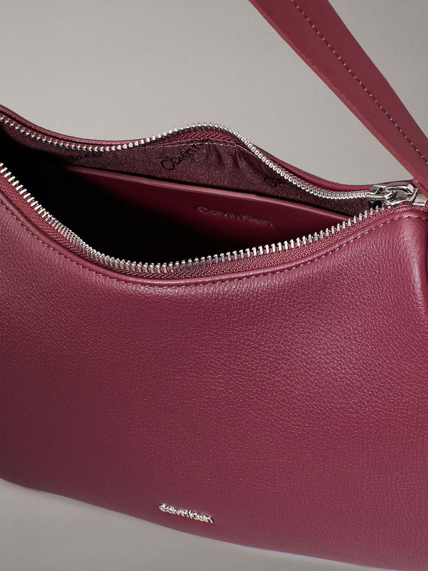 Cartera CK Refine Burdeo Calvin Klein-2