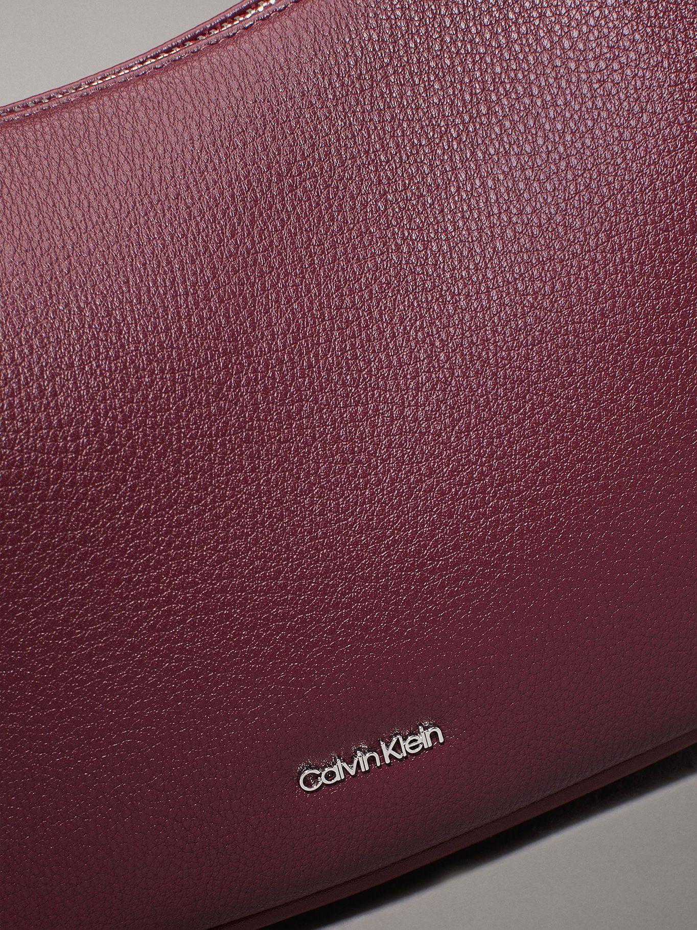 Cartera CK Refine Burdeo Calvin Klein-3