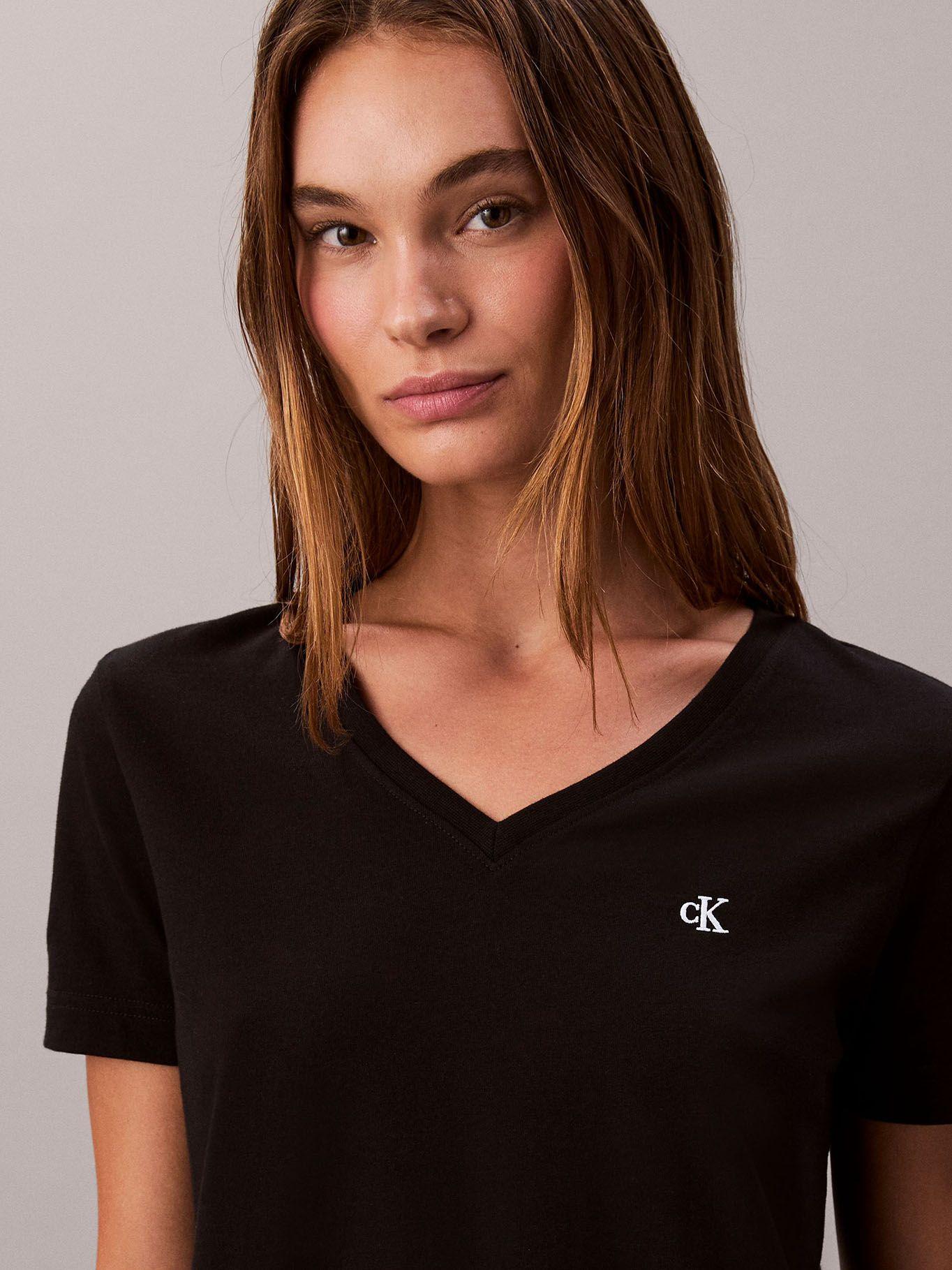 Polera con Cuello V y Logo Archive Negro Calvin Klein-4