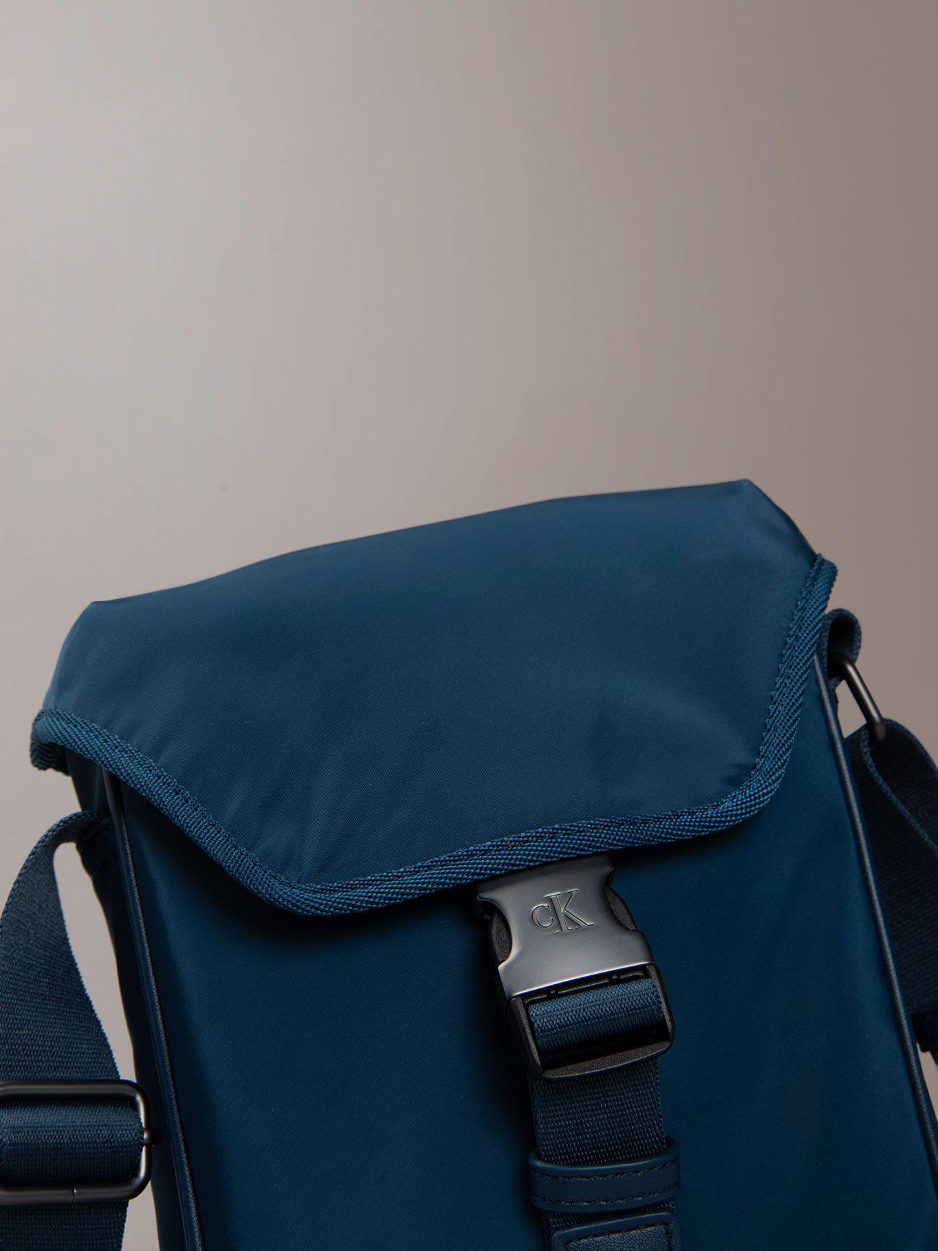 Bolso Reporter Solapa y Cierre Rápido Azul Calvin Klein-4