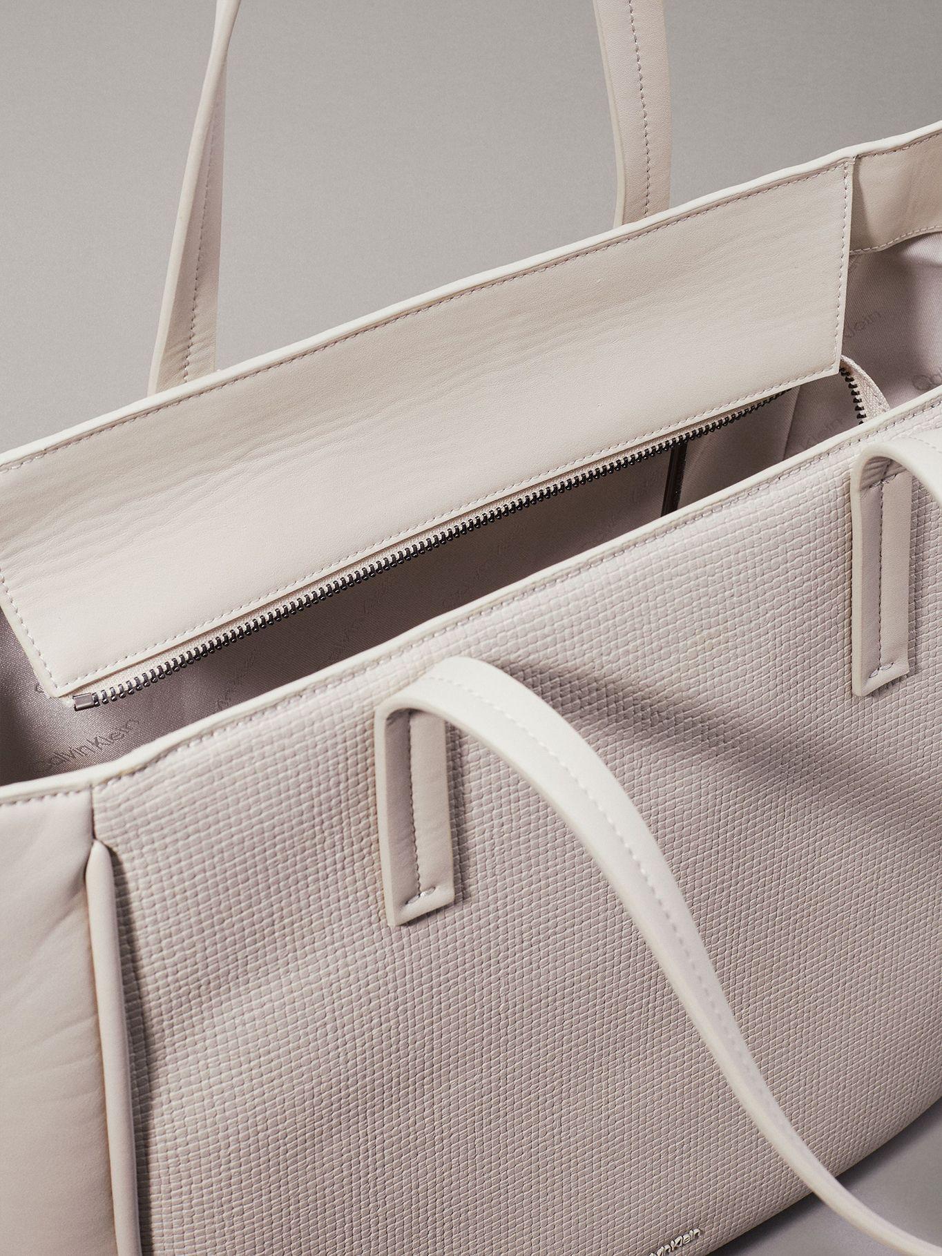 Cartera Shopper Ck Refine Beige Calvin Klein-3