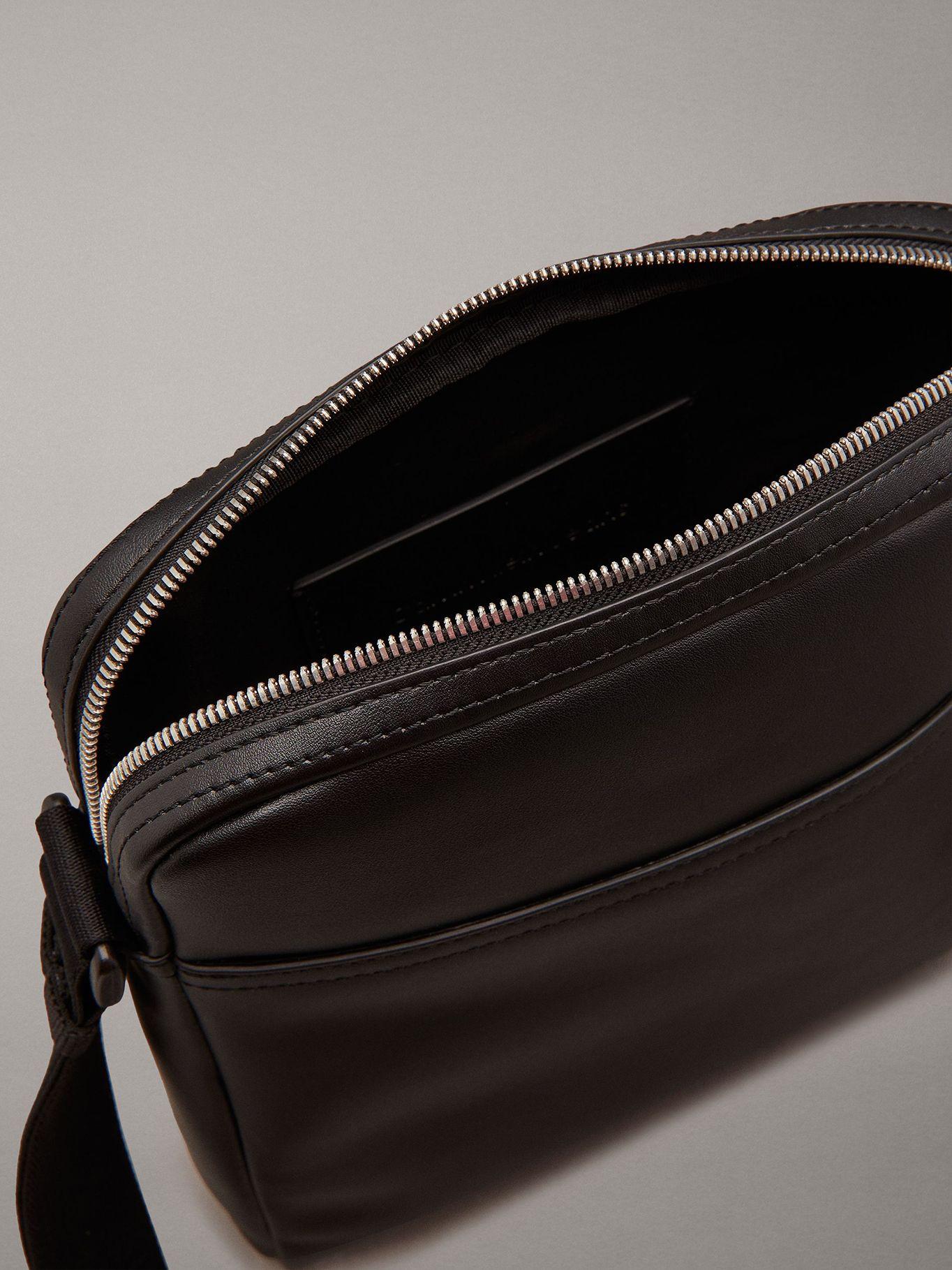 Bolso Reporter Monogram Soft 22 Negro Calvin Klein-2