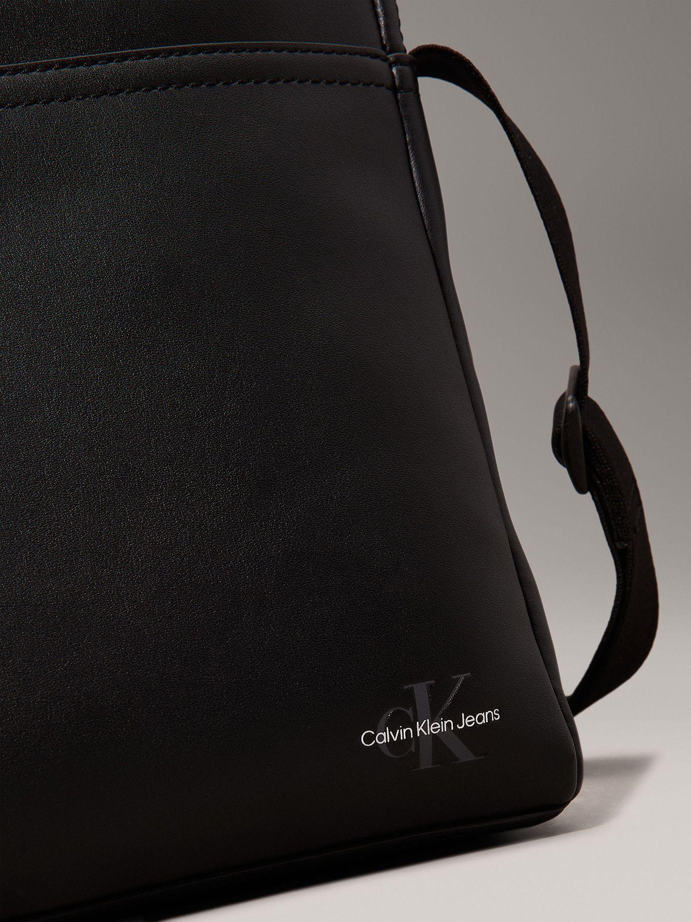 Bolso Reporter Monogram Soft 22 Negro Calvin Klein-3