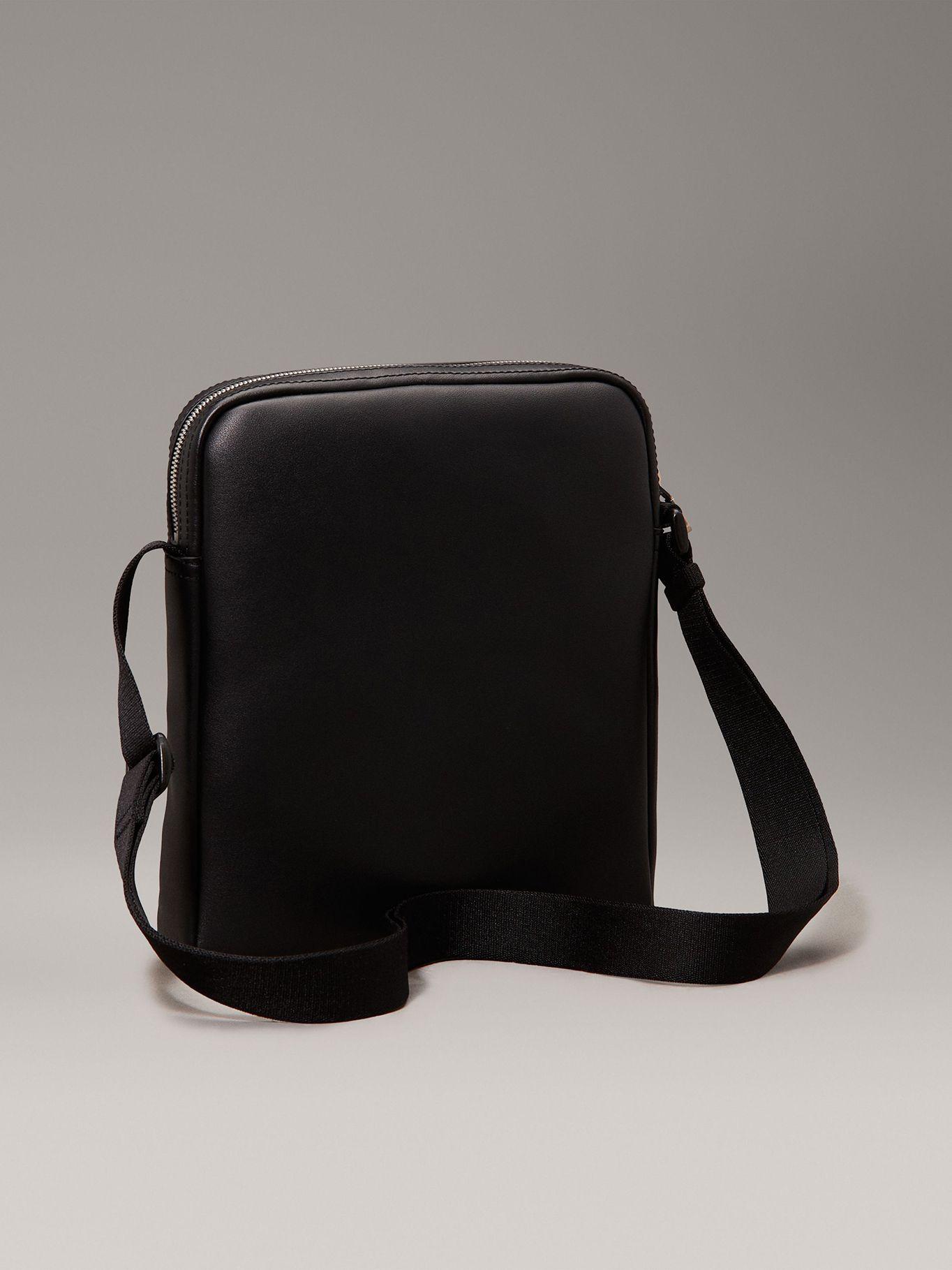 Bolso Reporter Monogram Soft 22 Negro Calvin Klein-4