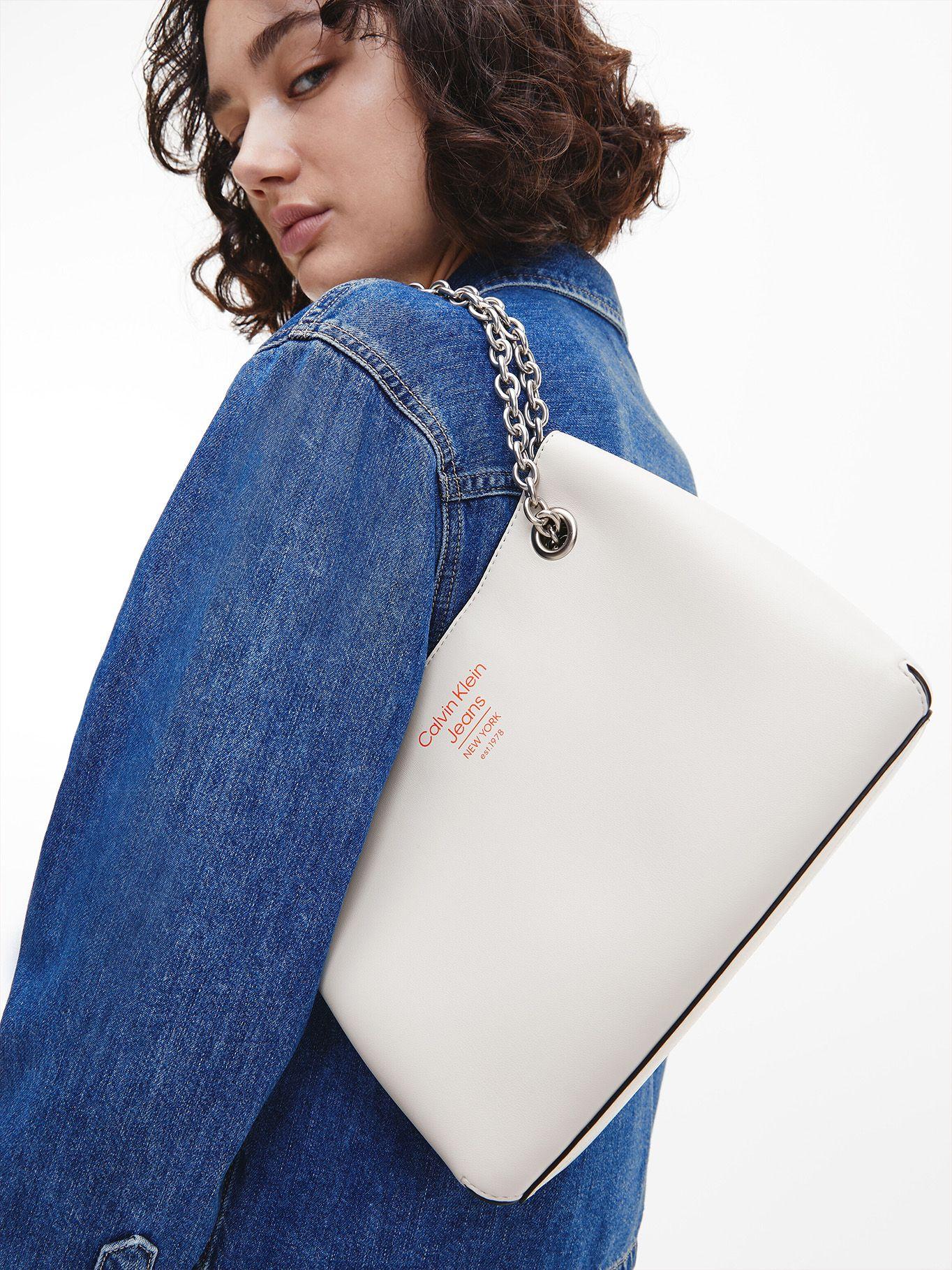 Cartera Sculpted Shoulder Beige Calvin Klein-3