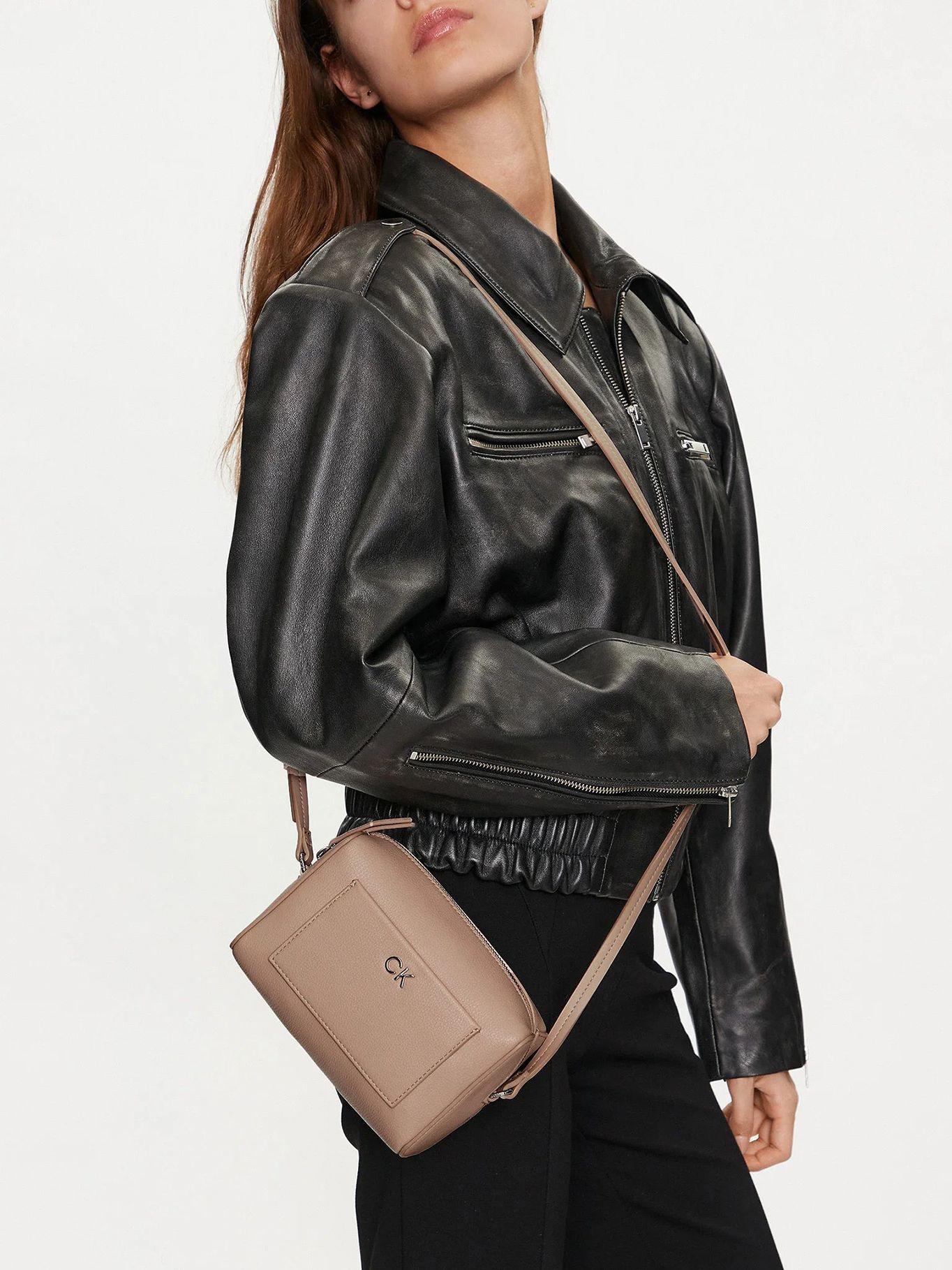 Bandolera Daily Monogram Beige Calvin Klein-4