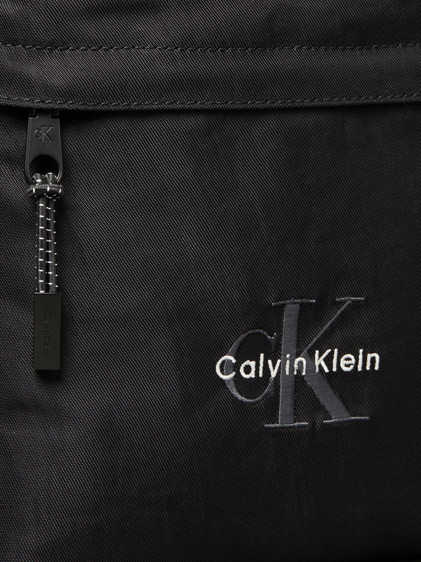 Bolso Plano de Nailon con Monograma Negro Calvin Klein-3