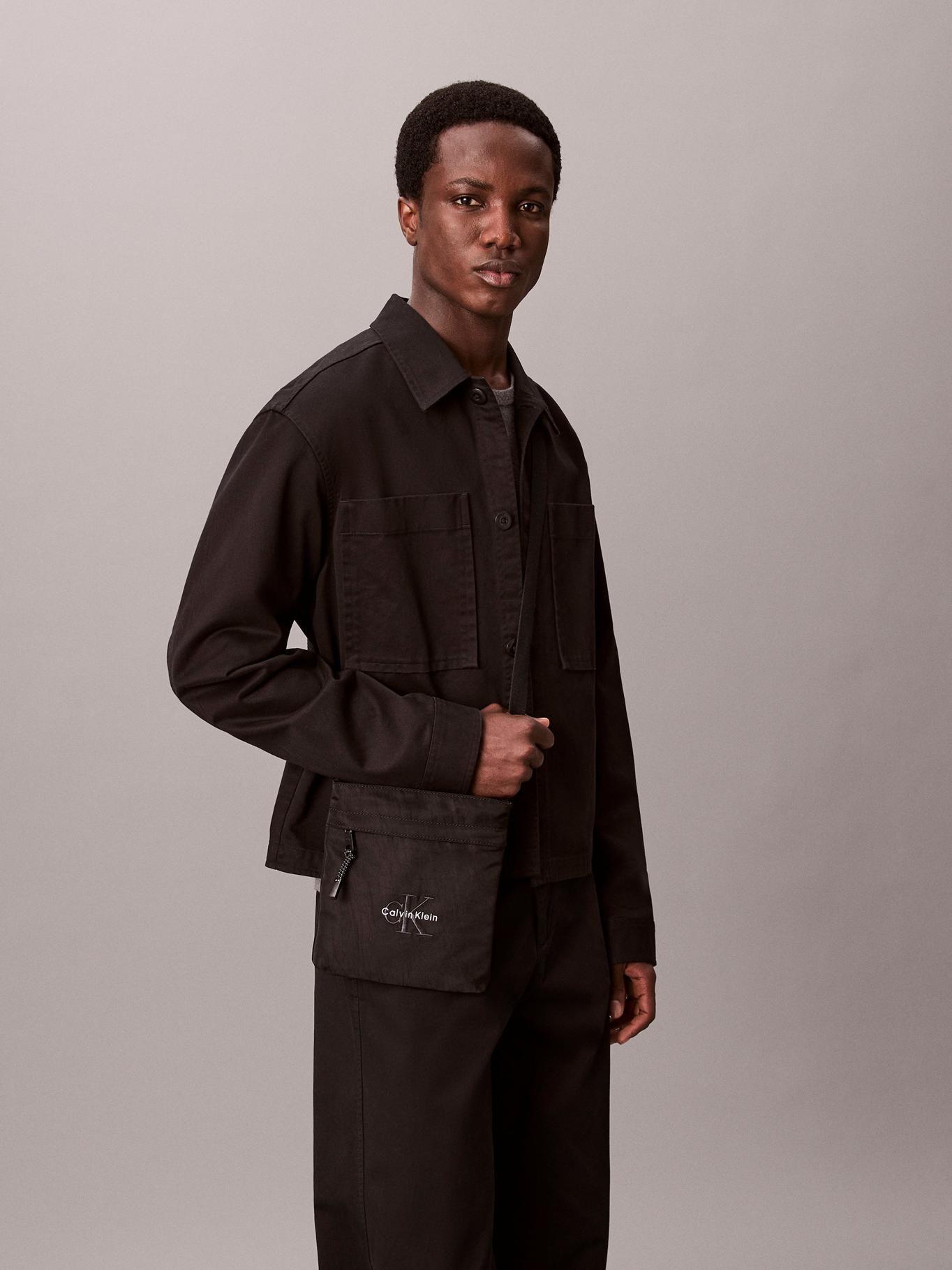 Bolso Plano de Nailon con Monograma Negro Calvin Klein-4