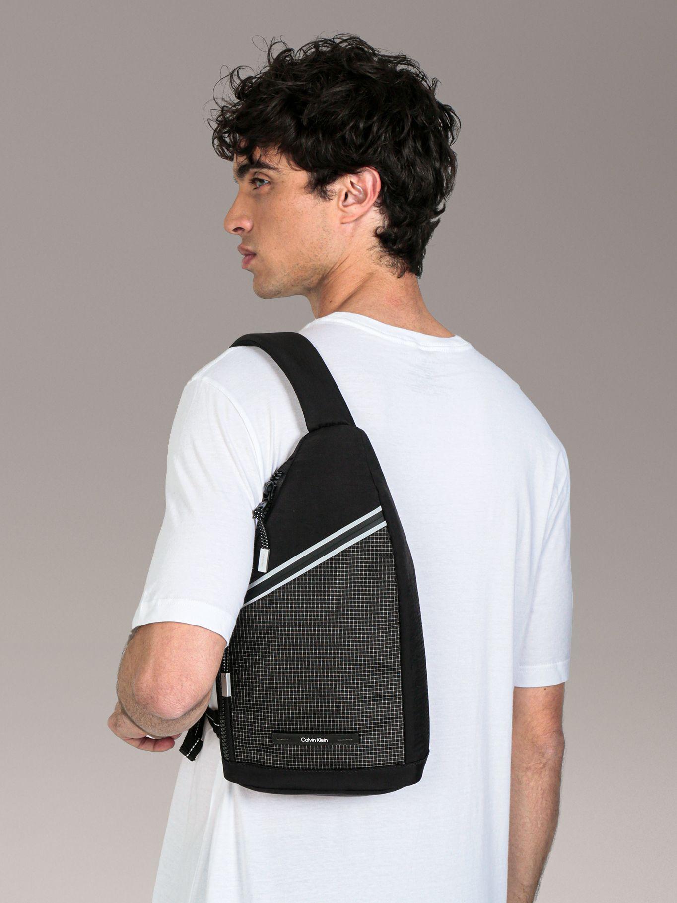 Bolso Deportivo Utility Zip Sling Negro Calvin Klein-3