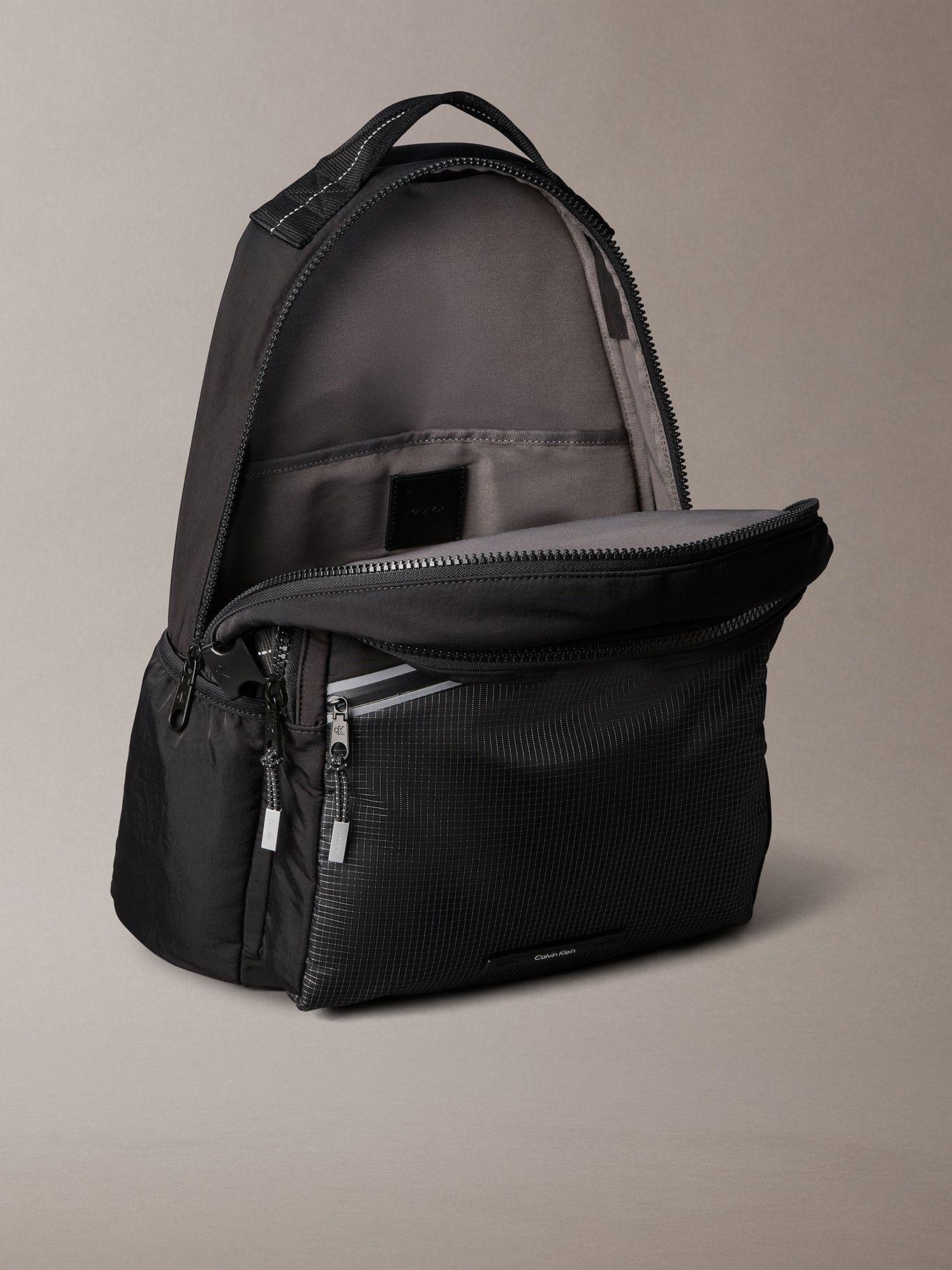 Mochila Redonda Utilitaria A Rayas Negro Calvin Klein-2