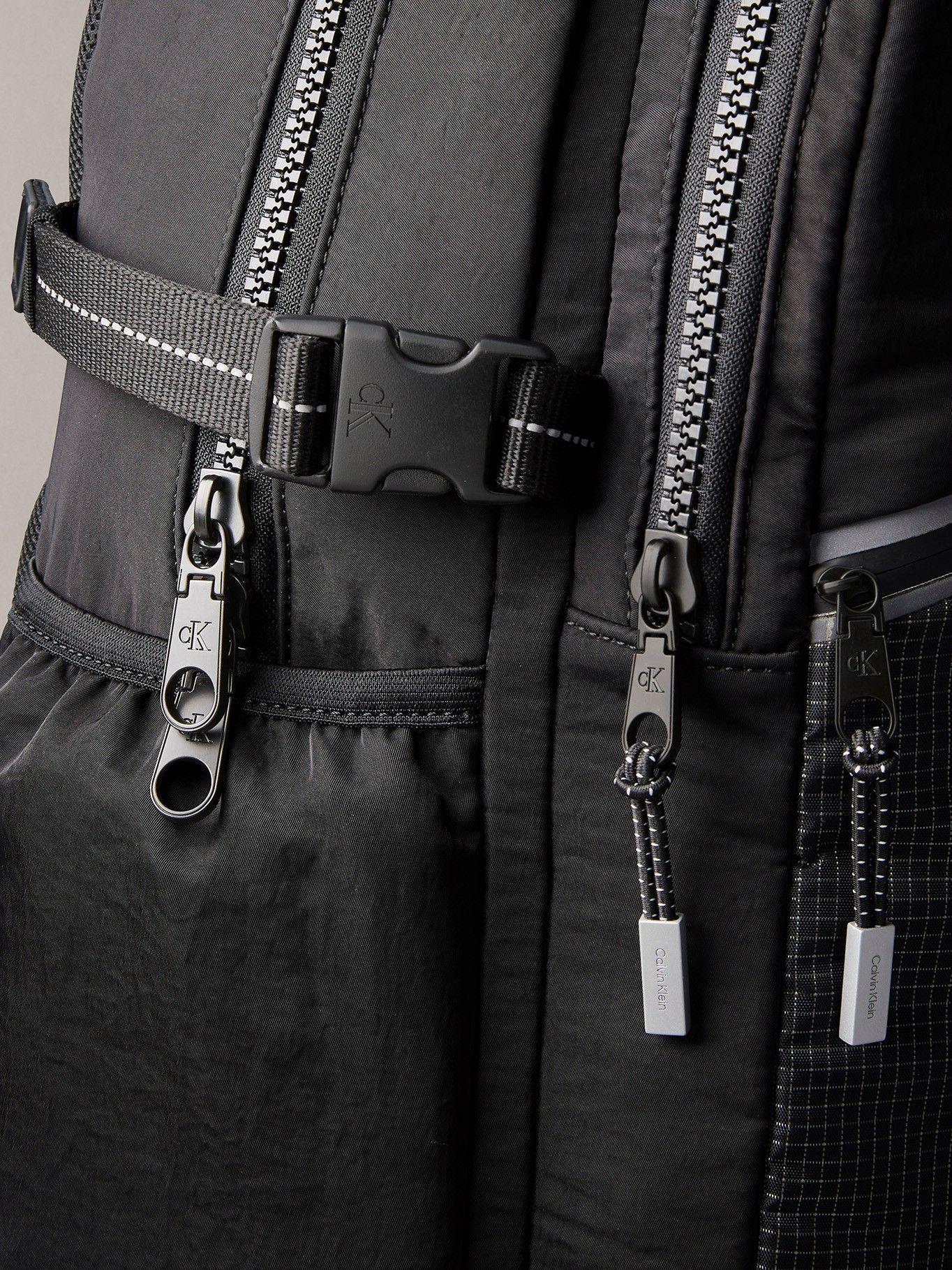 Mochila Redonda Utilitaria A Rayas Negro Calvin Klein-3