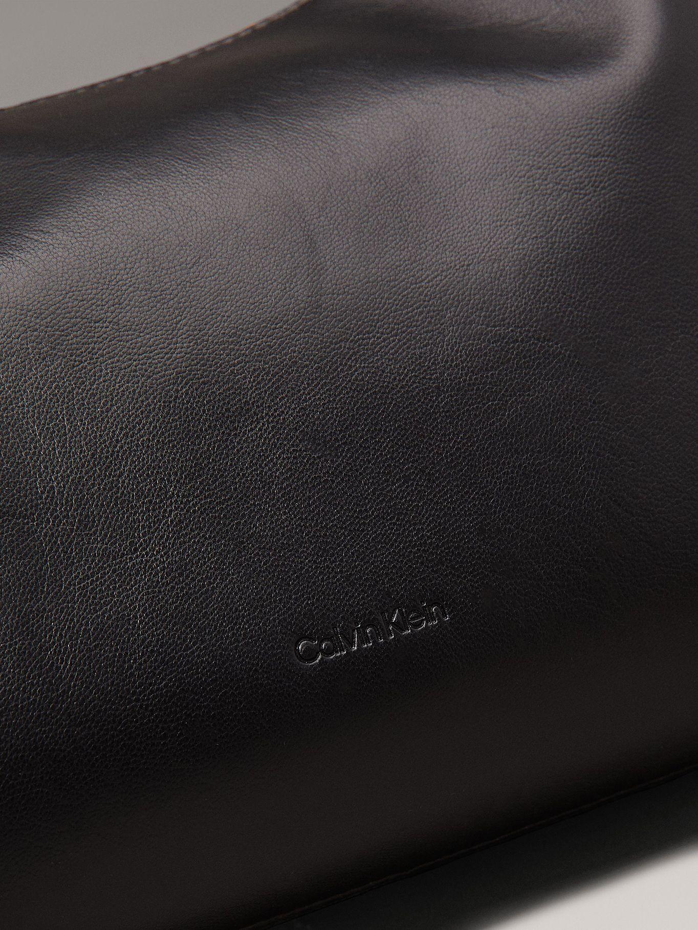 Cartera Hardware Strap Negro Calvin Klein-3