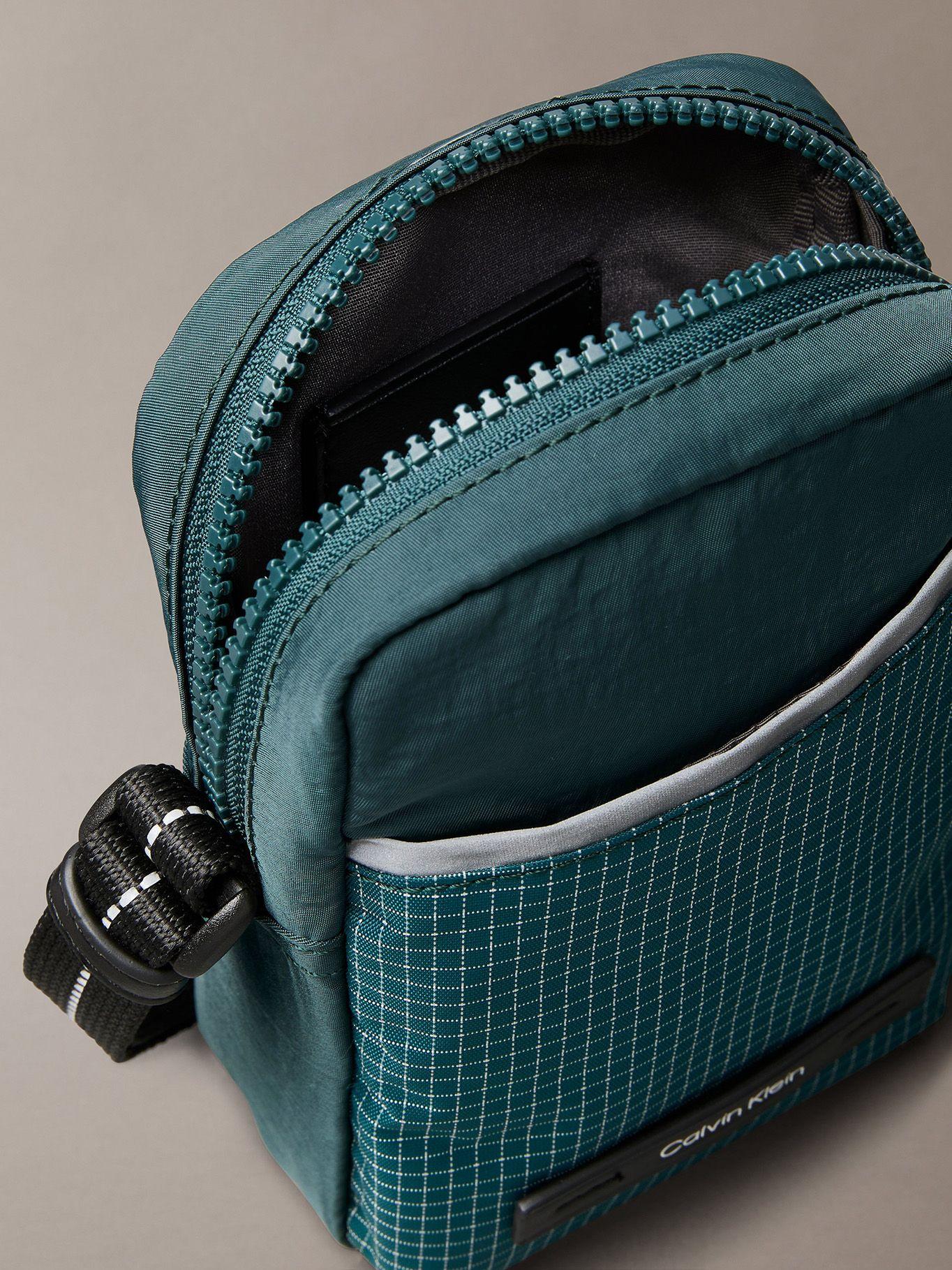 Bolso Reporter Slim Verde Calvin Klein-2