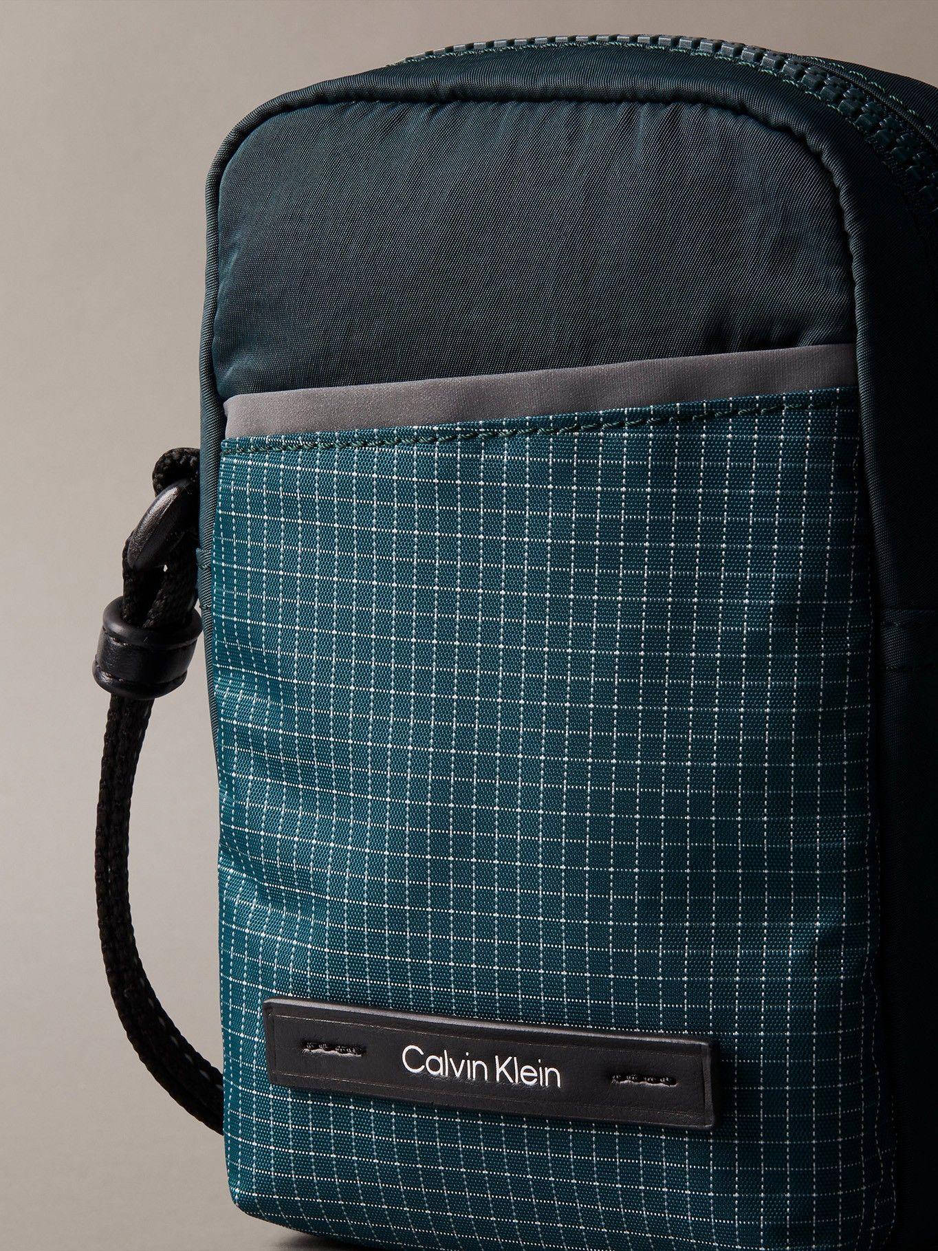 Bolso Reporter Slim Verde Calvin Klein-3