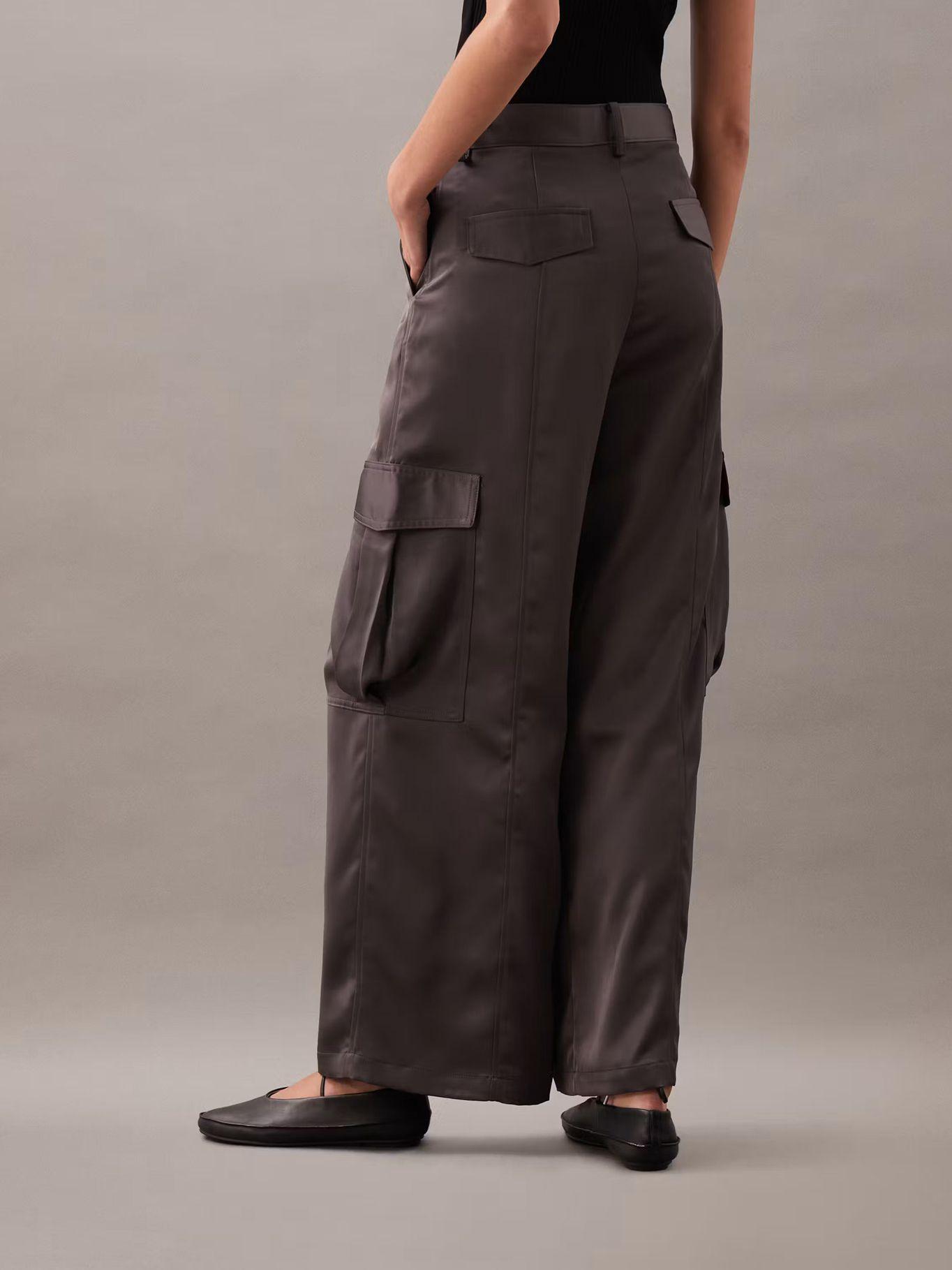 Pantalón Cargo de Satén Negro Calvin Klein-2