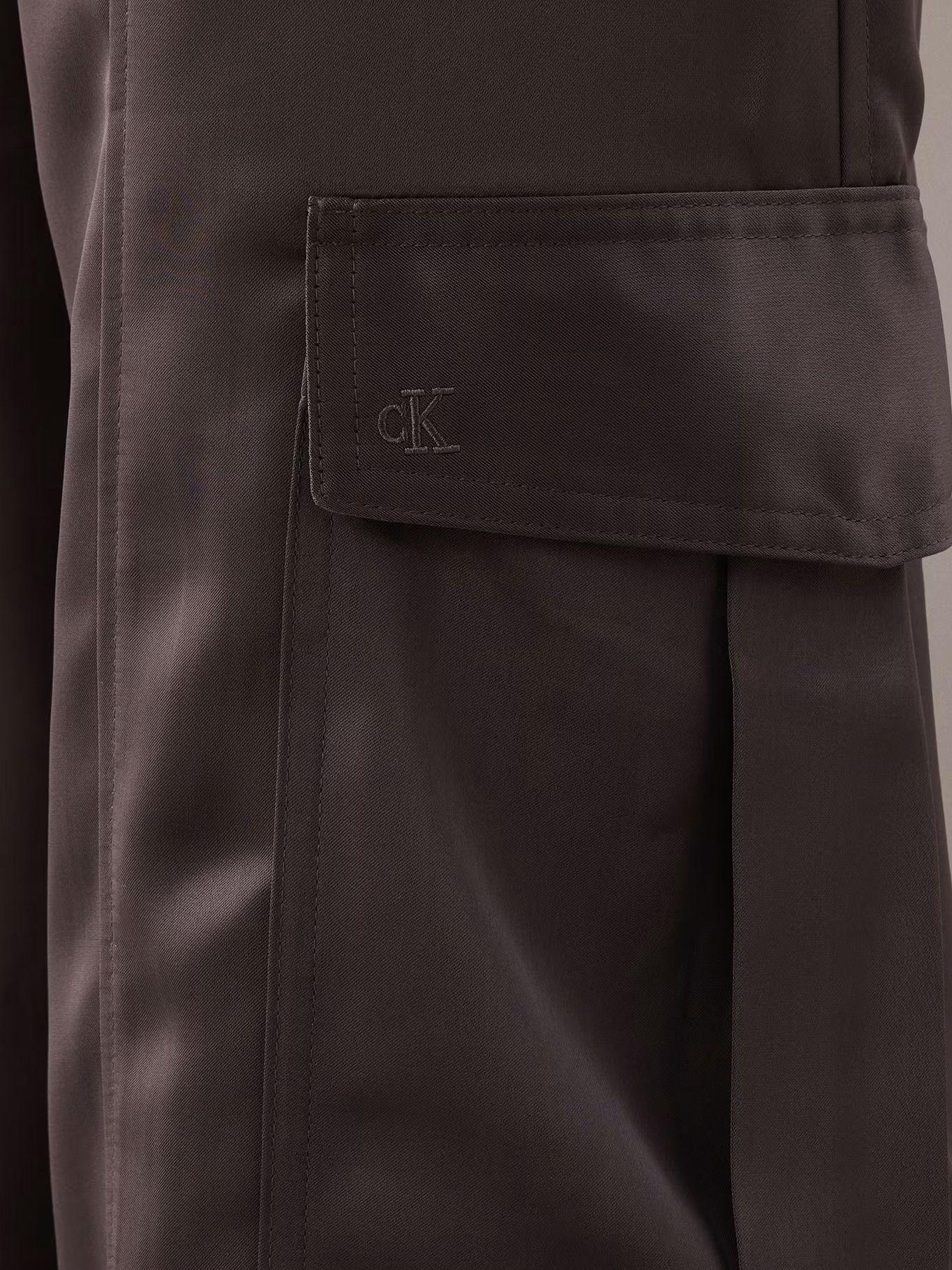 Pantalón Cargo de Satén Negro Calvin Klein-3