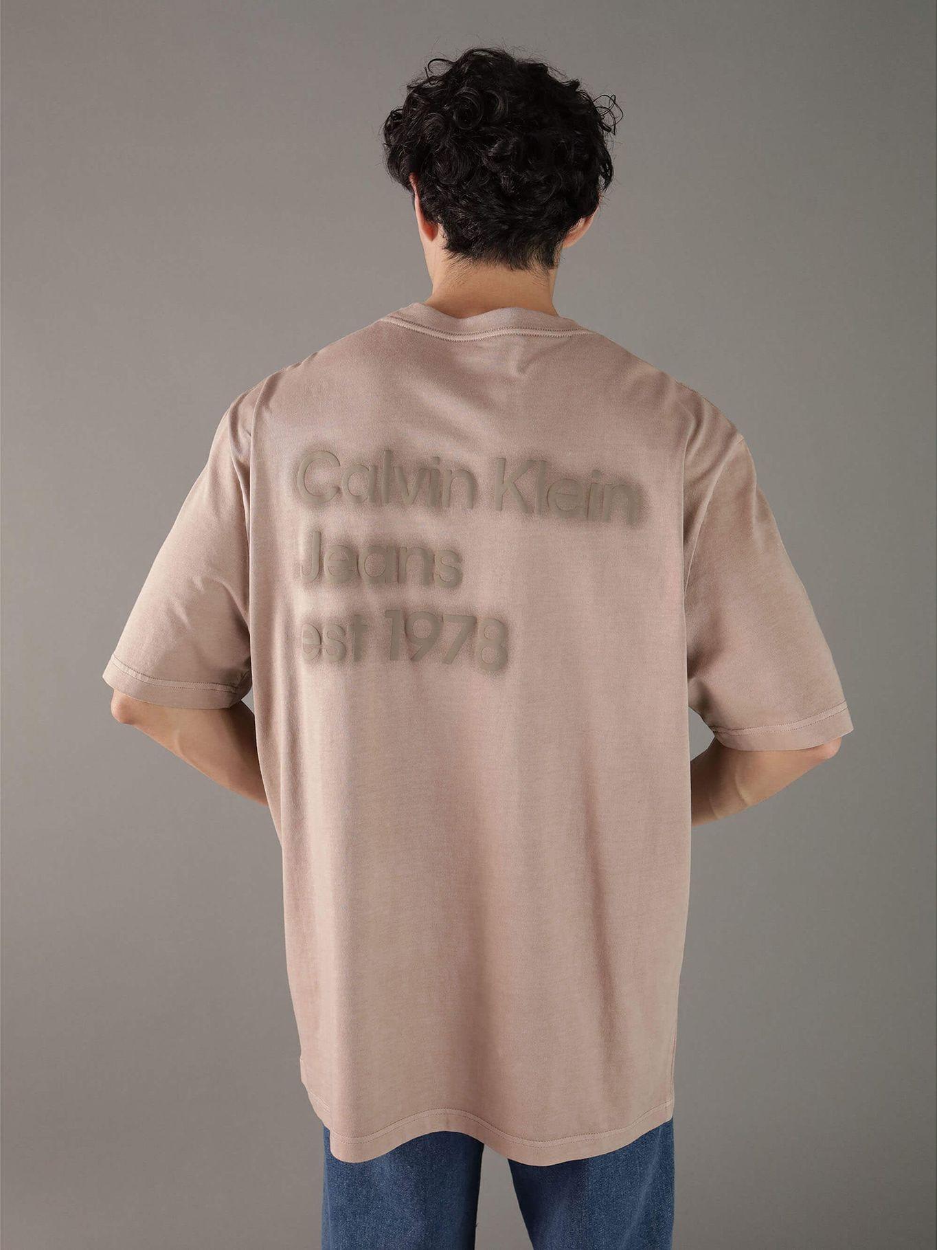 Polera acabado lavado logo relieve Beige Calvin Klein-2