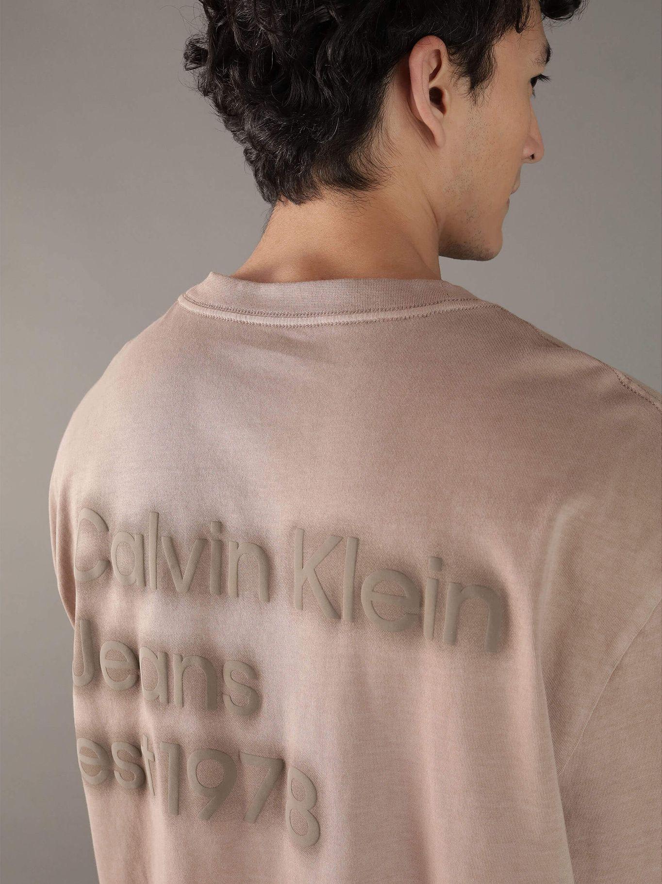 Polera acabado lavado logo relieve Beige Calvin Klein-3