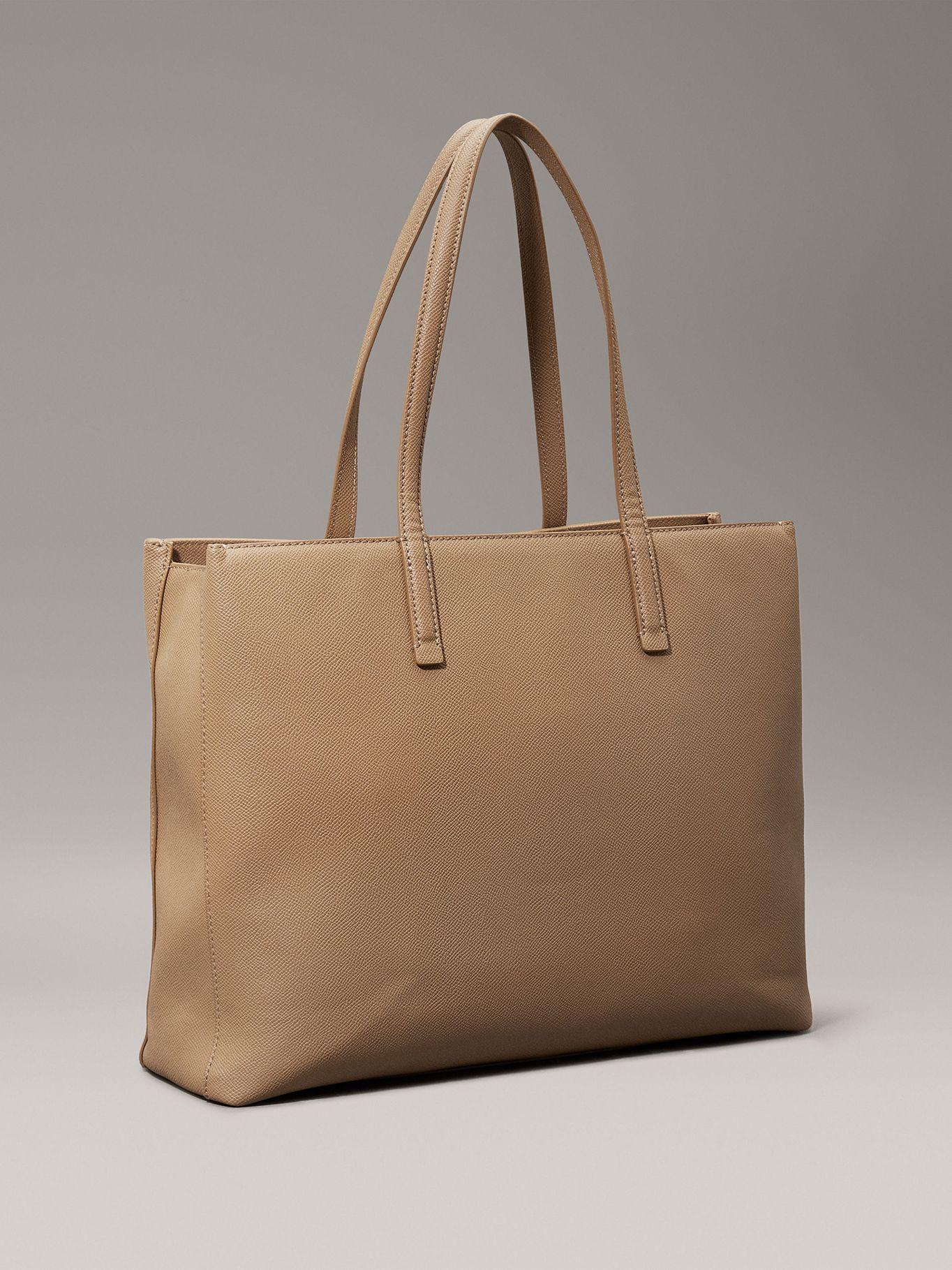 Cartera Tote Ck Must Medium Café Calvin Klein-2