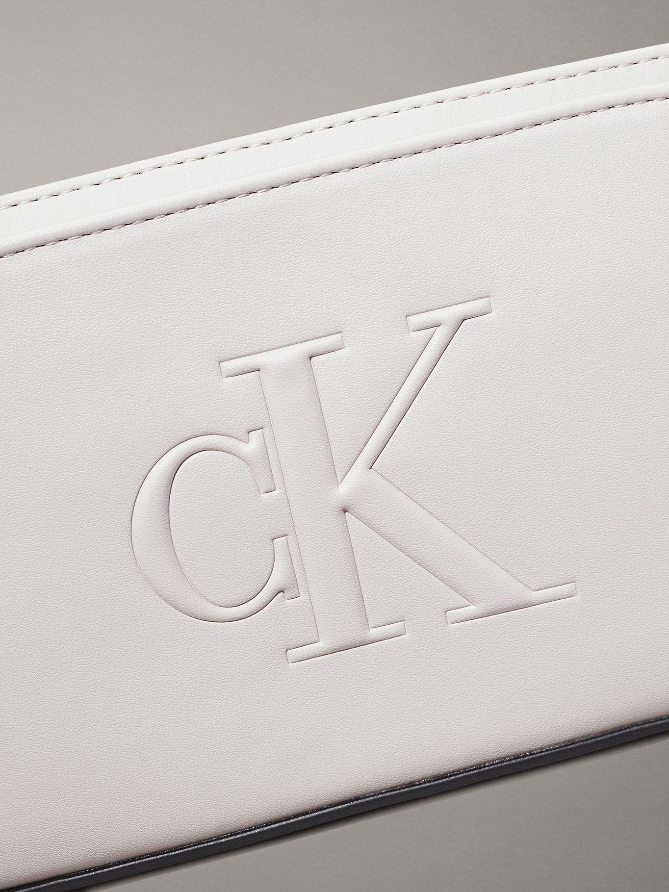 Cartera Sculpted Pouch Blanco Calvin Klein-3