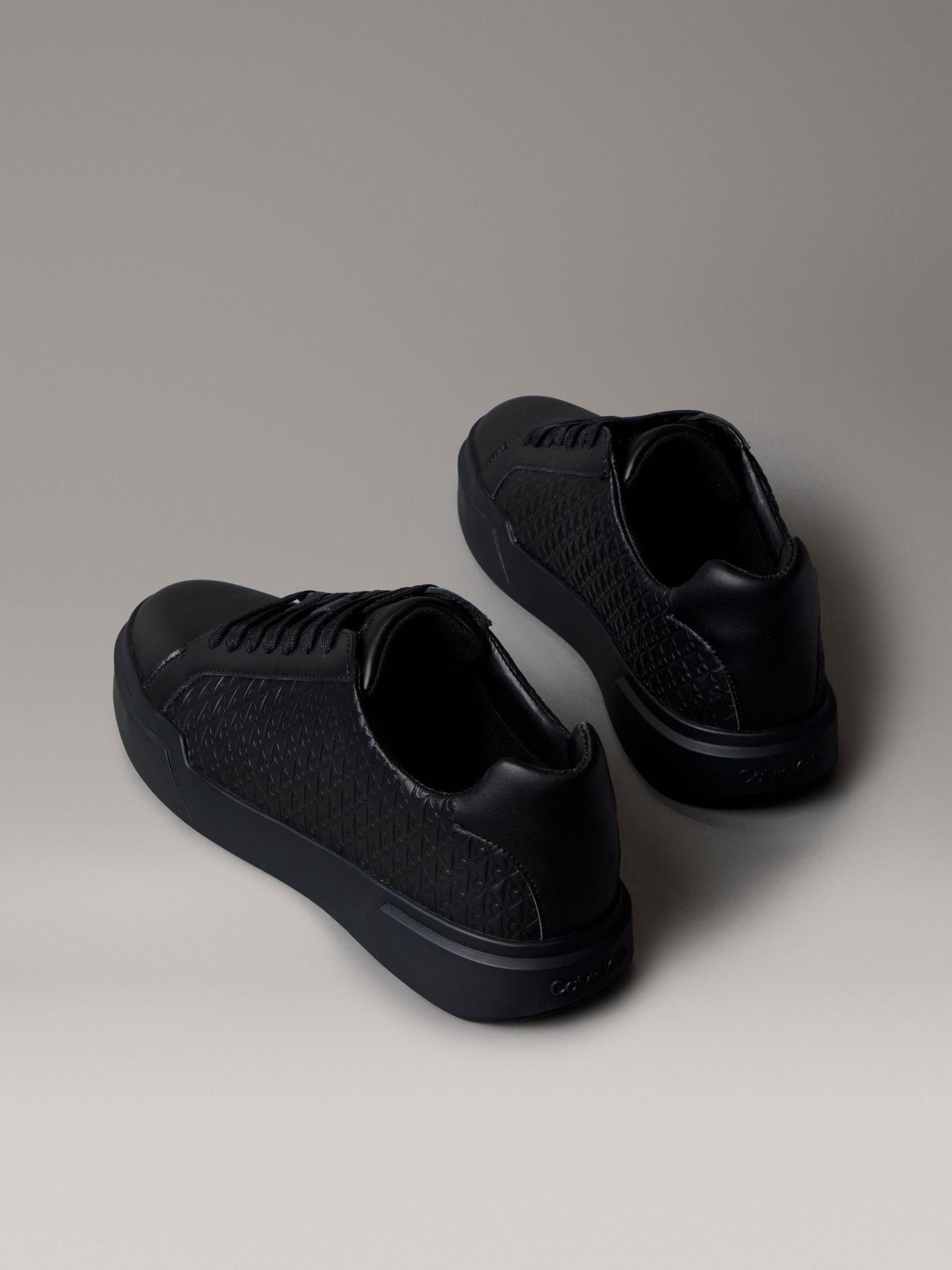 Zapatilla Estampado Monogram Relieve Negro Calvin Klein-1