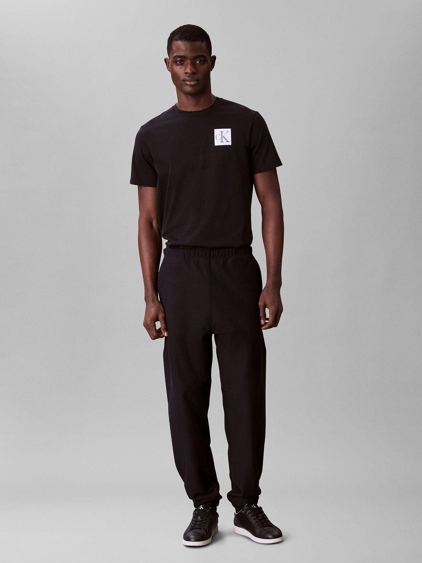 Polera con Monograma Gradiente Negro Calvin Klein-1