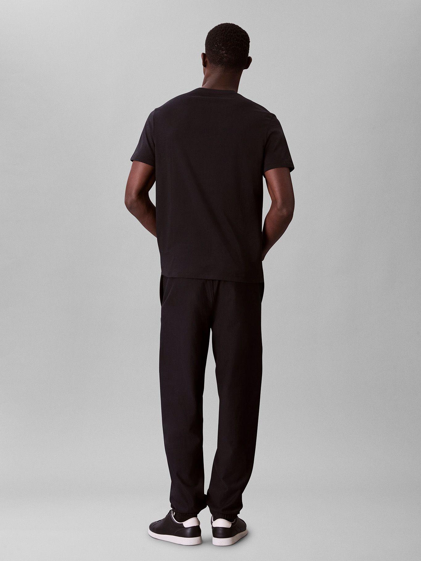 Polera con Monograma Gradiente Negro Calvin Klein-2