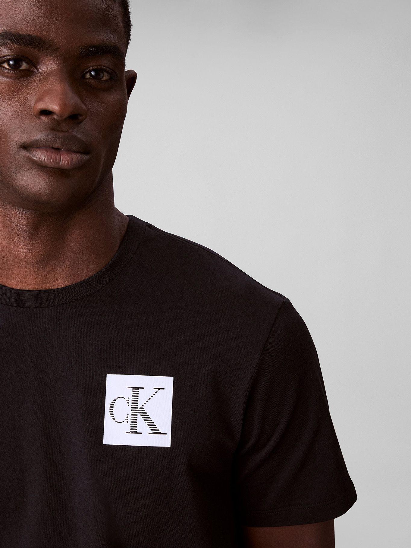 Polera con Monograma Gradiente Negro Calvin Klein-4