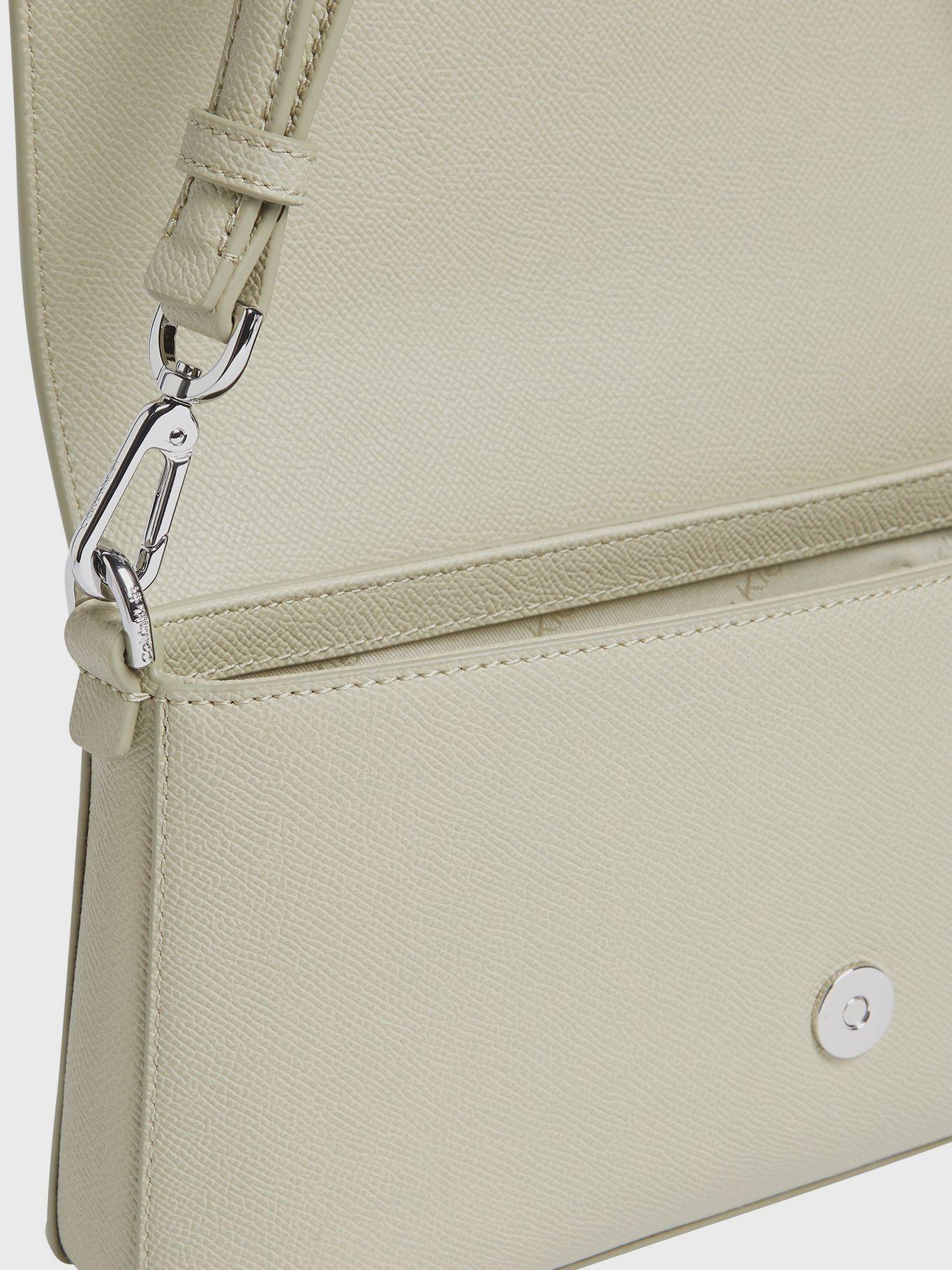 Cartera Ck Must Caviar Verde Calvin Klein-3