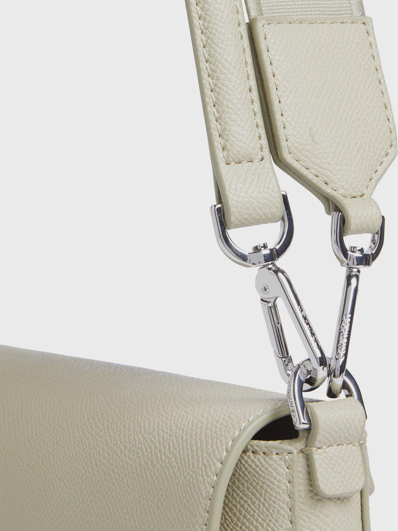 Cartera Ck Must Caviar Verde Calvin Klein-5