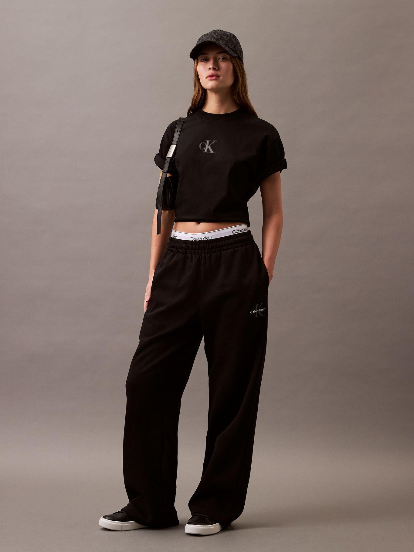 Polera Cropped con Monograma Negro Calvin Klein-1