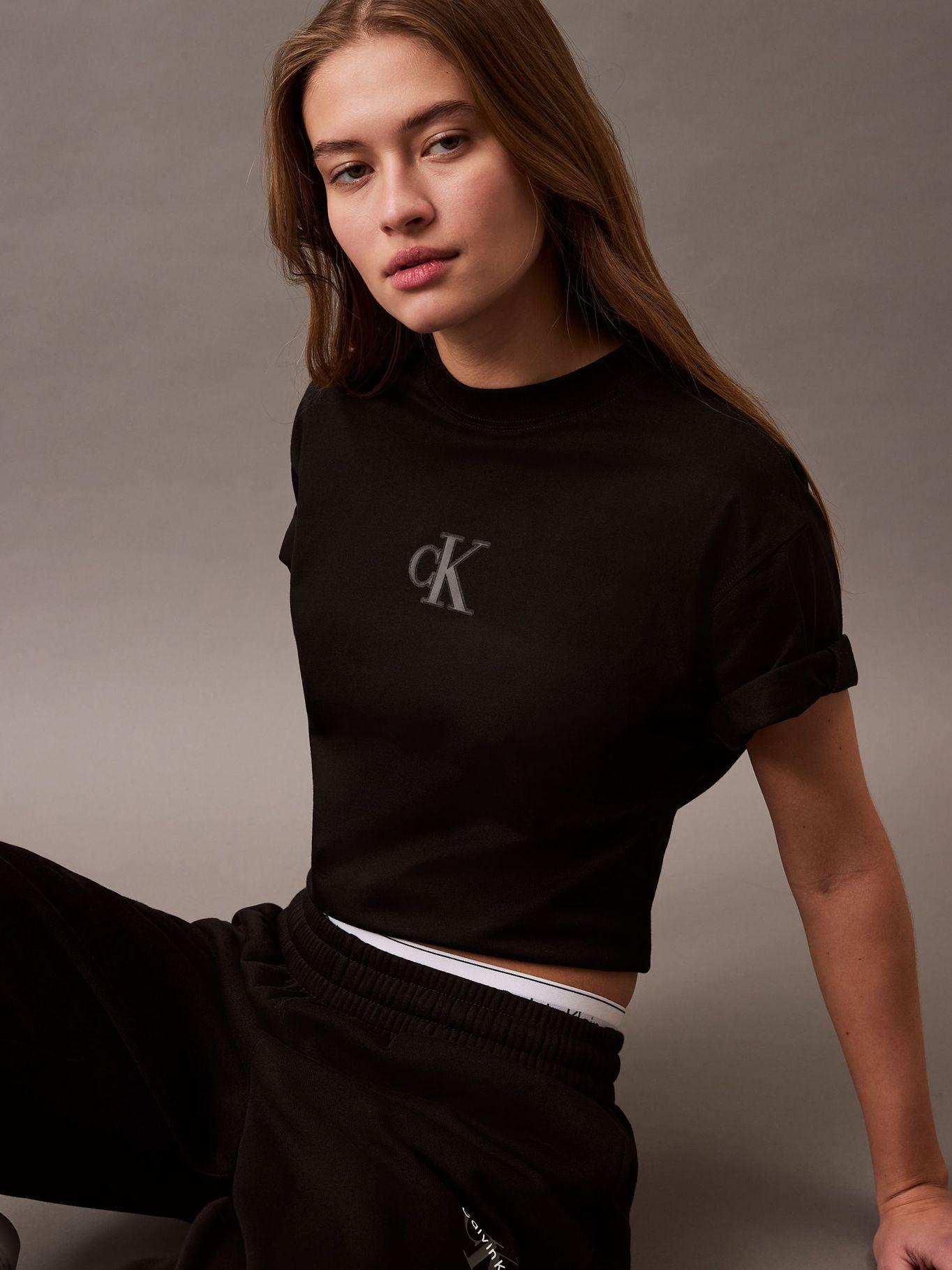 Polera Cropped con Monograma Negro Calvin Klein-3