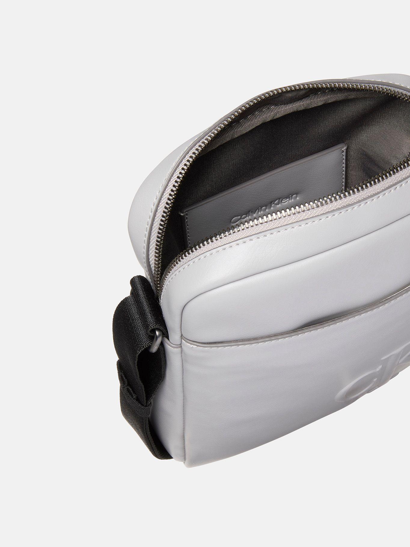 Bolso Reporter con Logo Grabado Gris Calvin Klein-2