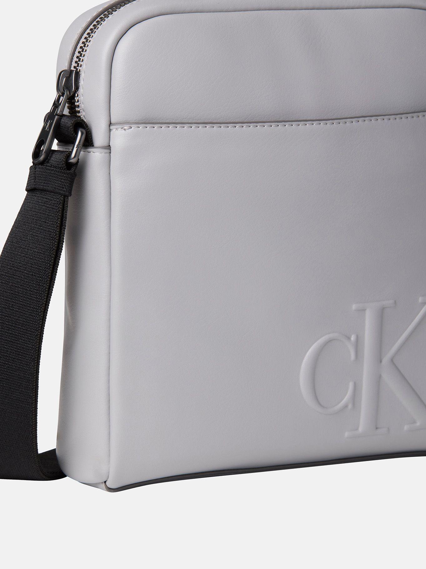Bolso Reporter con Logo Grabado Gris Calvin Klein-3