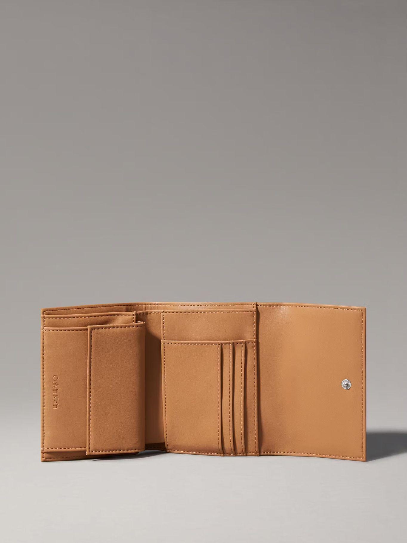 Billetera CK Must Trifold Café Calvin Klein-2