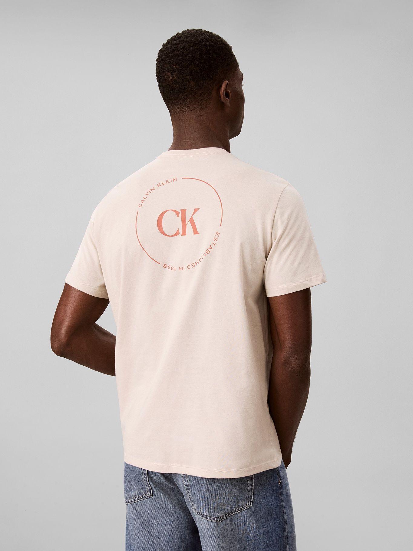 Polera con Logo Gráfico Crema Calvin Klein-2