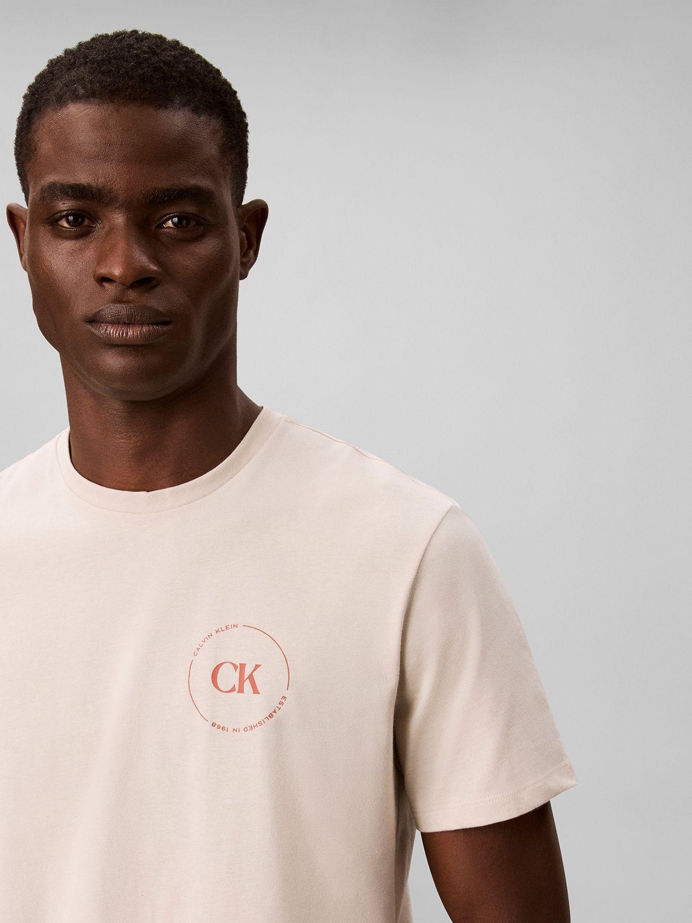 Polera con Logo Gráfico Crema Calvin Klein-4