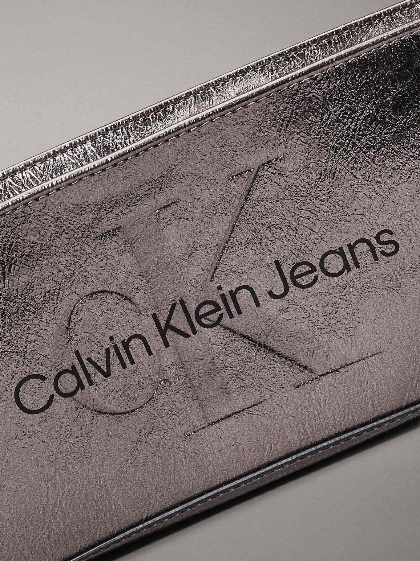 Cartera Sculpted Tum Gris Calvin Klein-3