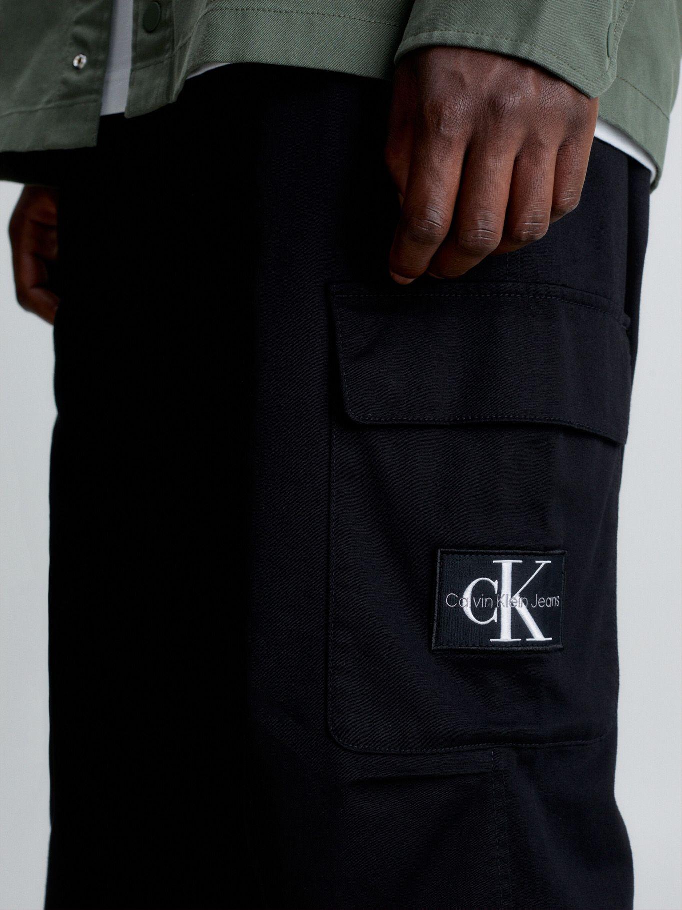 Pantalón Cargo Essential Regular Negro Calvin Klein-2