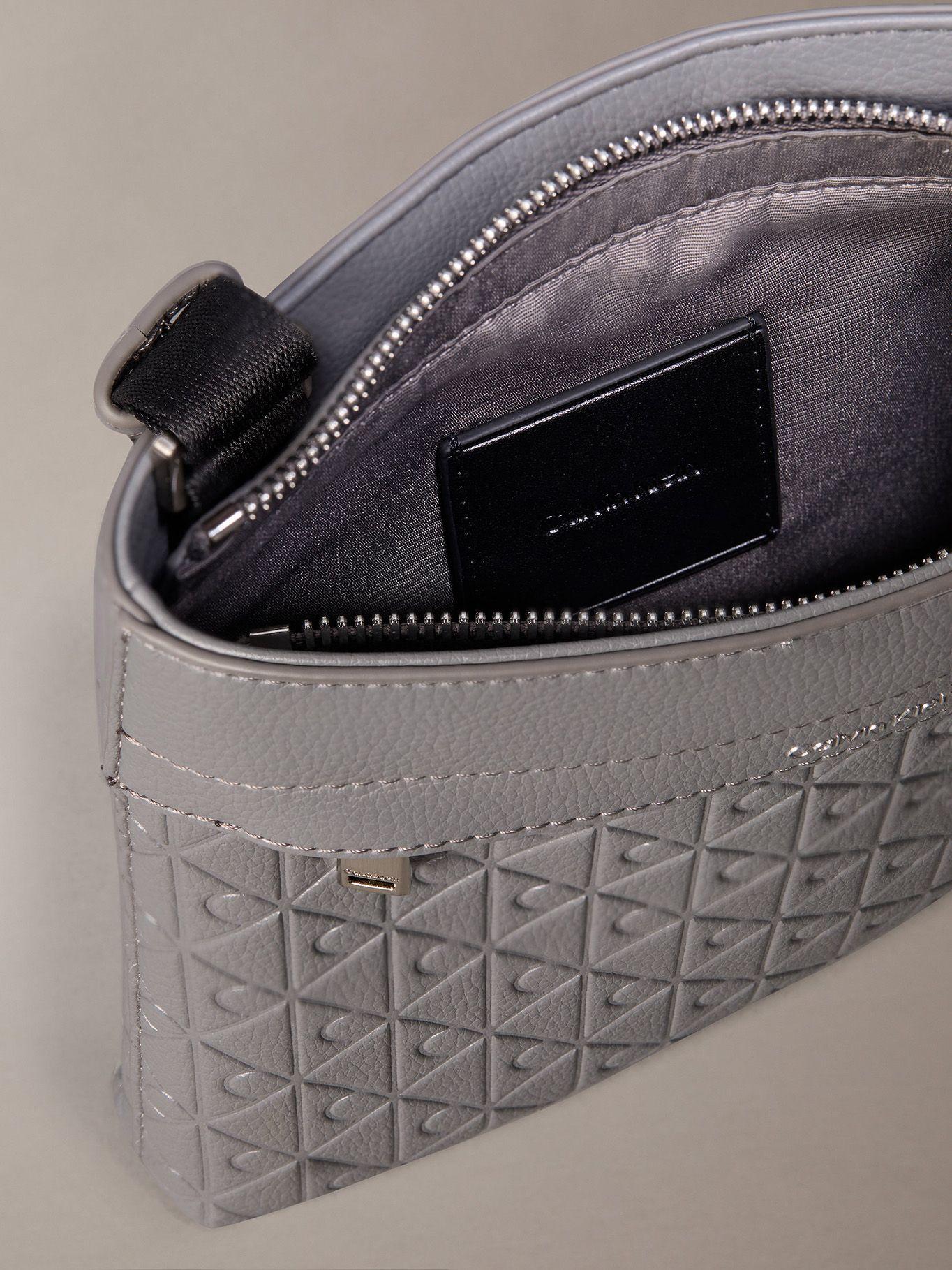 Bolso Cruzado Estampado de Emblema Gris Calvin Klein-2