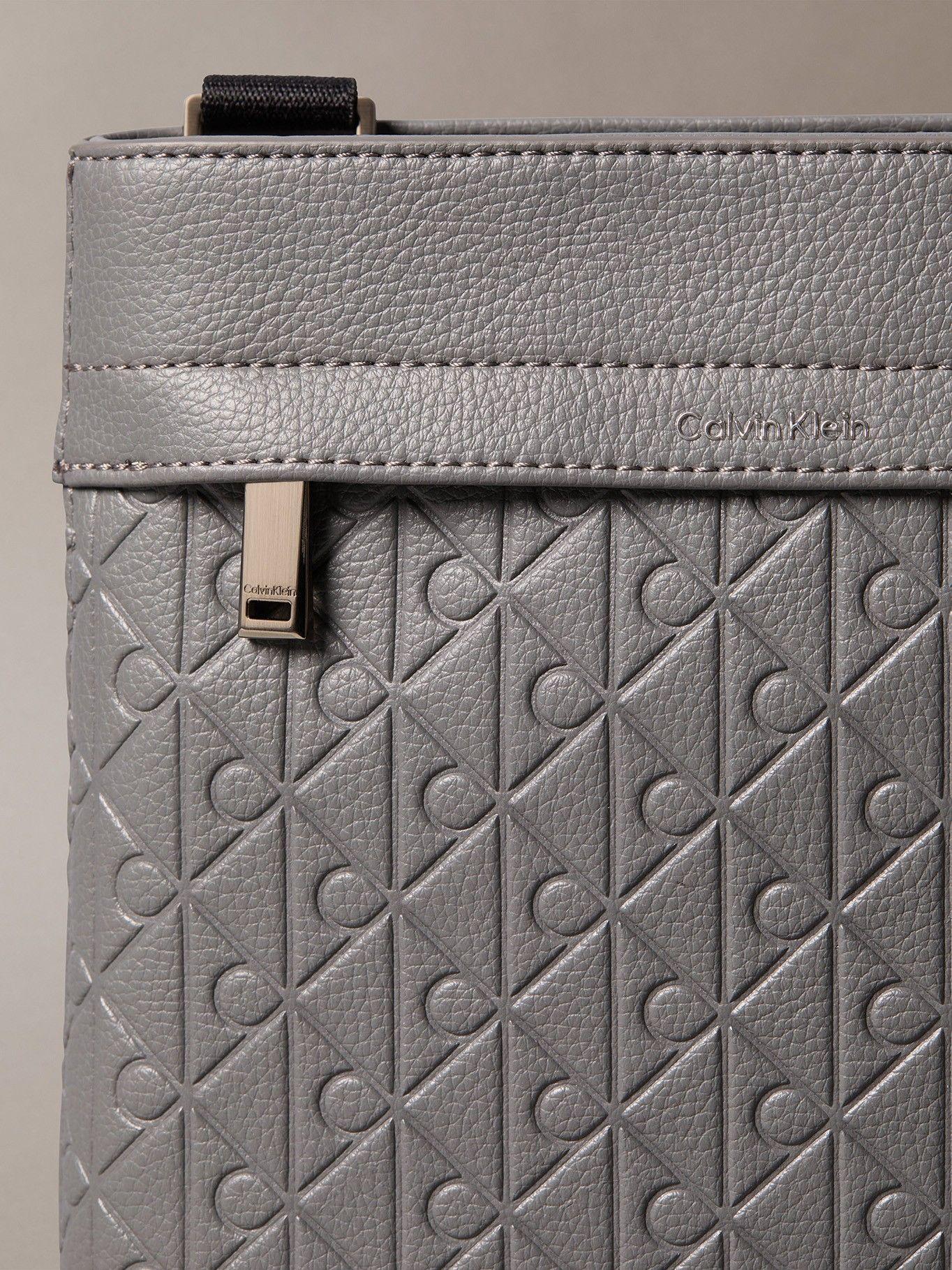 Bolso Cruzado Estampado de Emblema Gris Calvin Klein-3