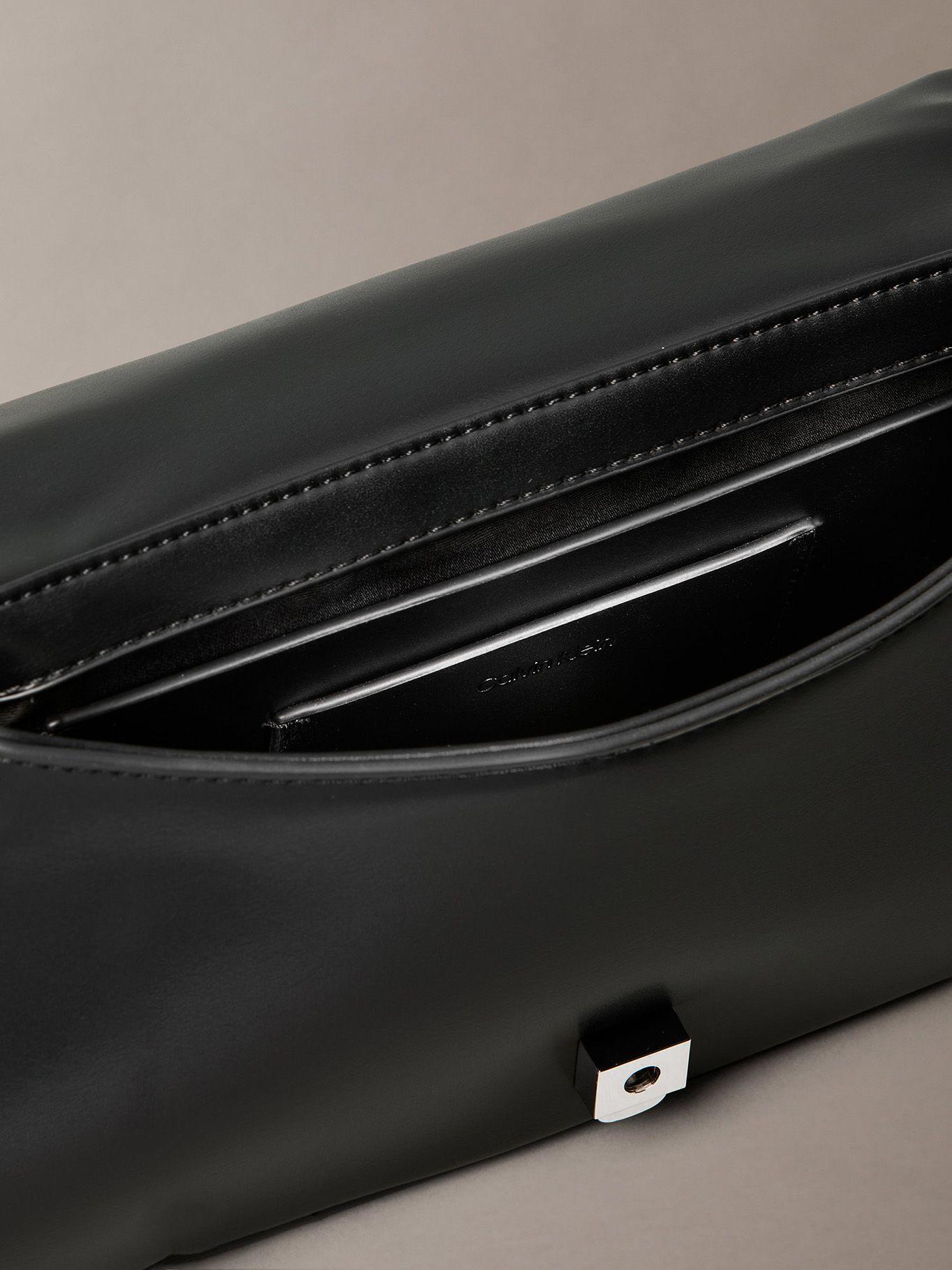 Cartera Acolchada de Mano Negro Calvin Klein-2