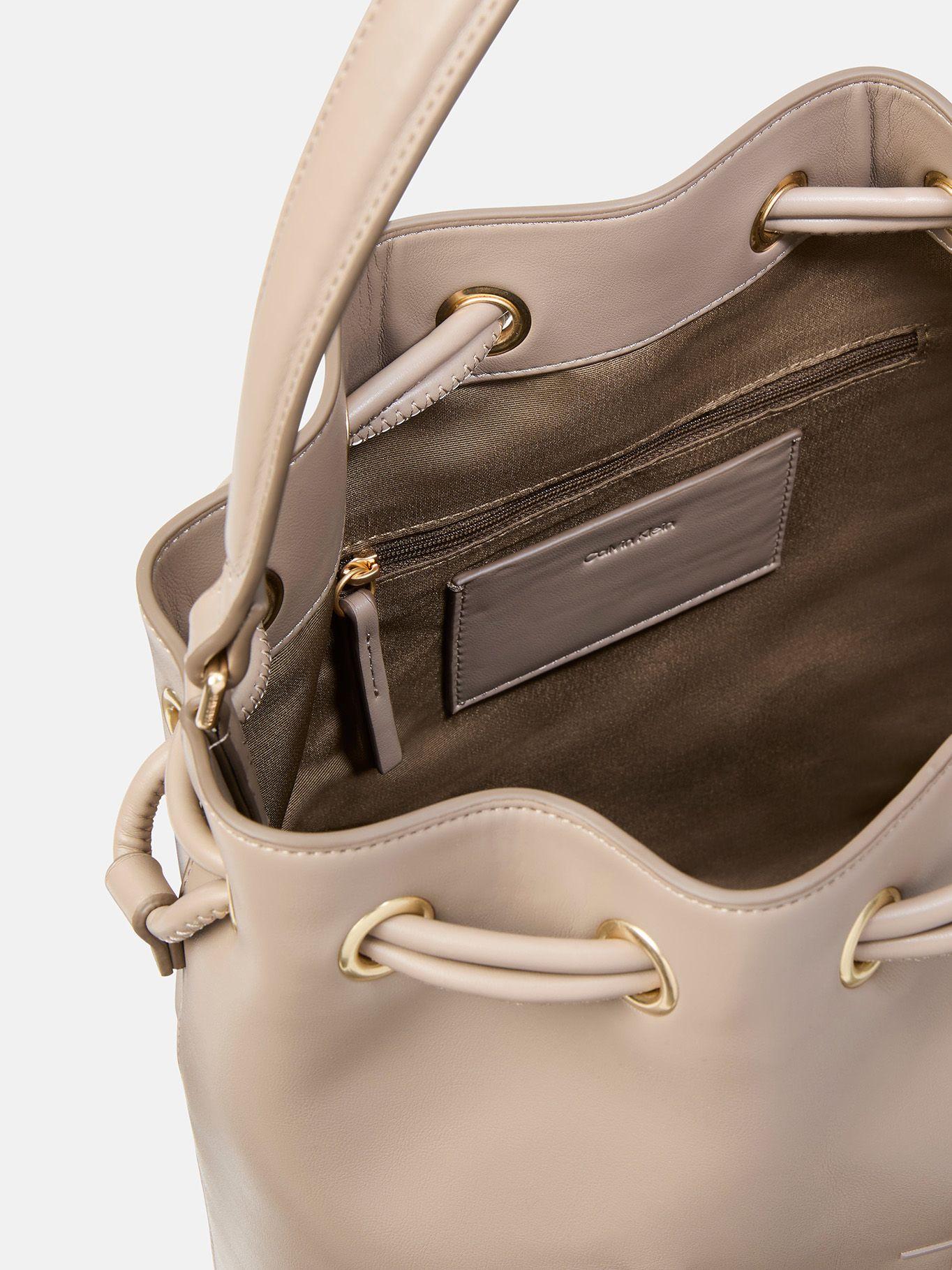 Cartera Bucket Monograma Grabado Beige Calvin Klein-2