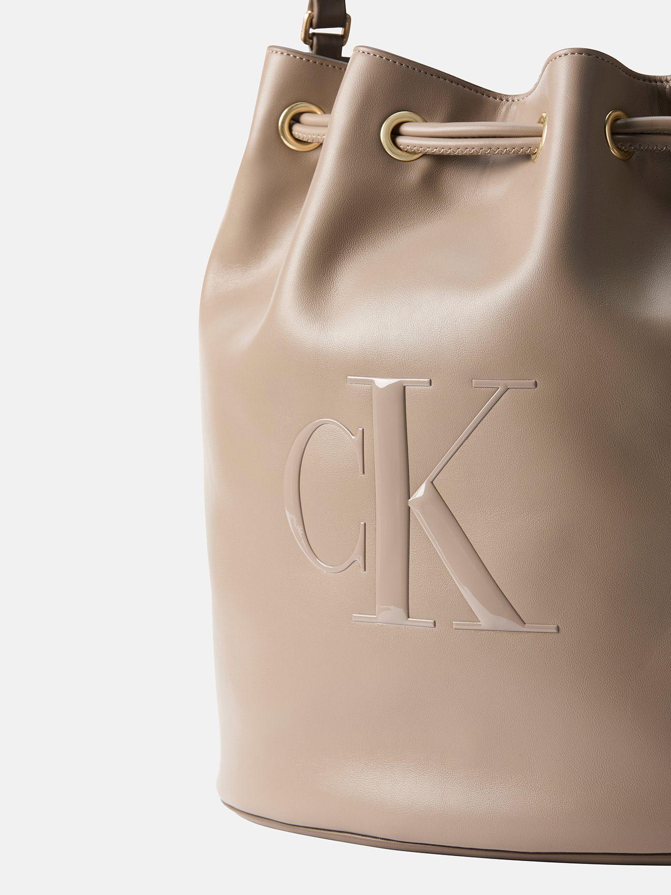 Cartera Bucket Monograma Grabado Beige Calvin Klein-3