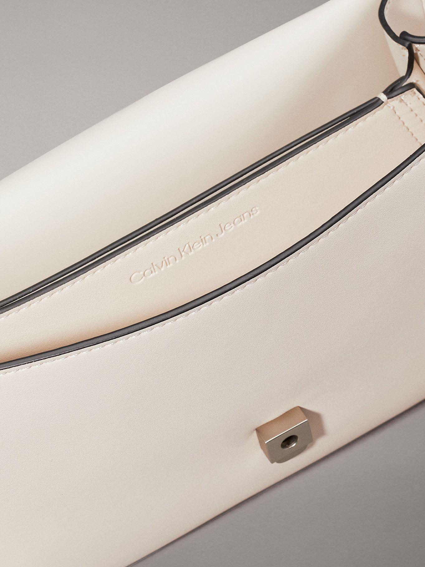 Cartera Sculpted Beige Calvin Klein-2