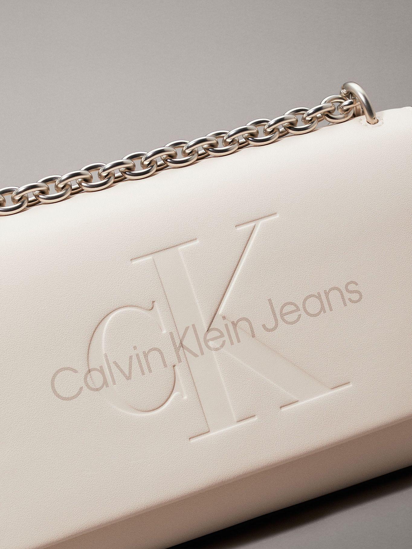 Cartera Sculpted Beige Calvin Klein-3