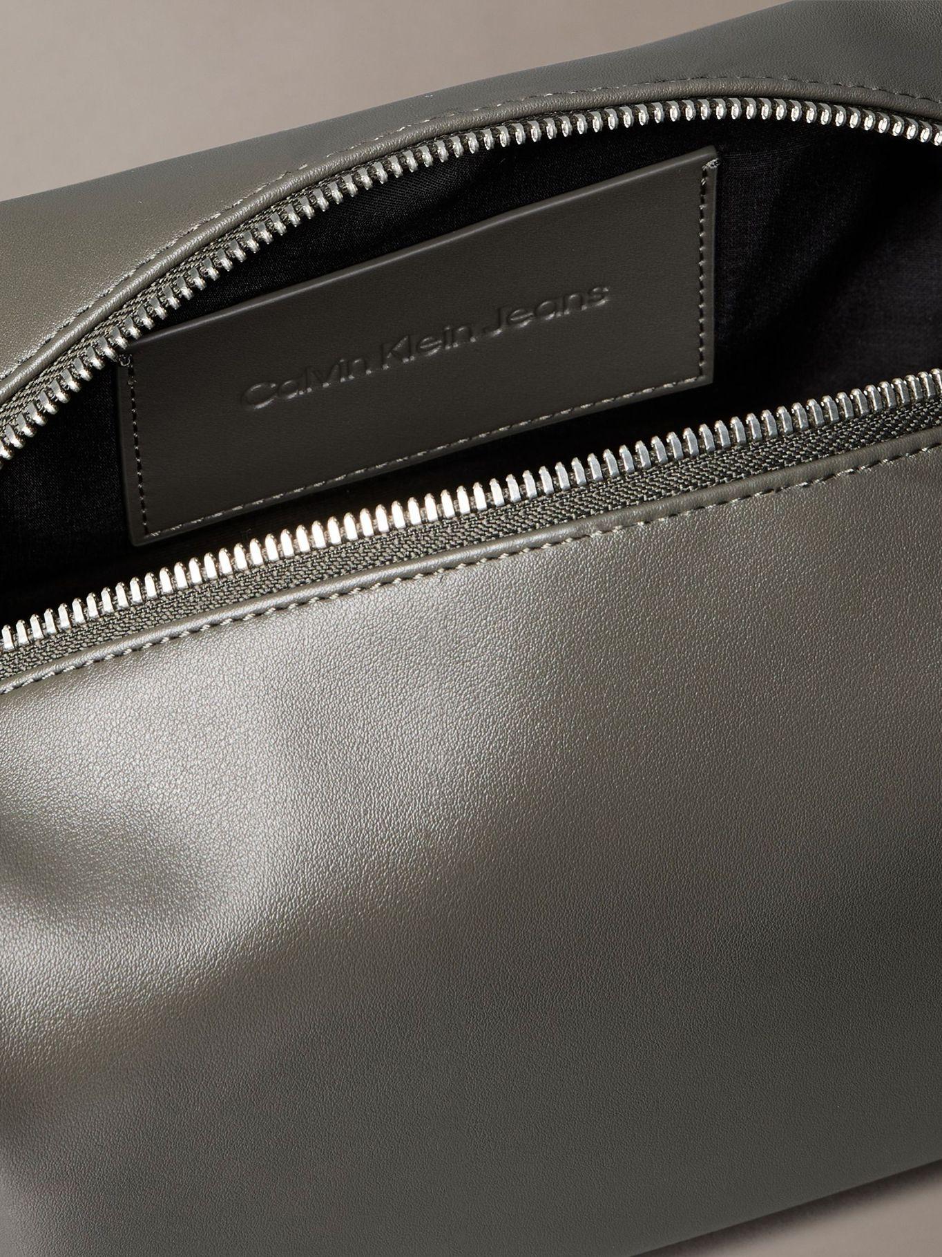 Neceser con Monograma Gris Calvin Klein-2