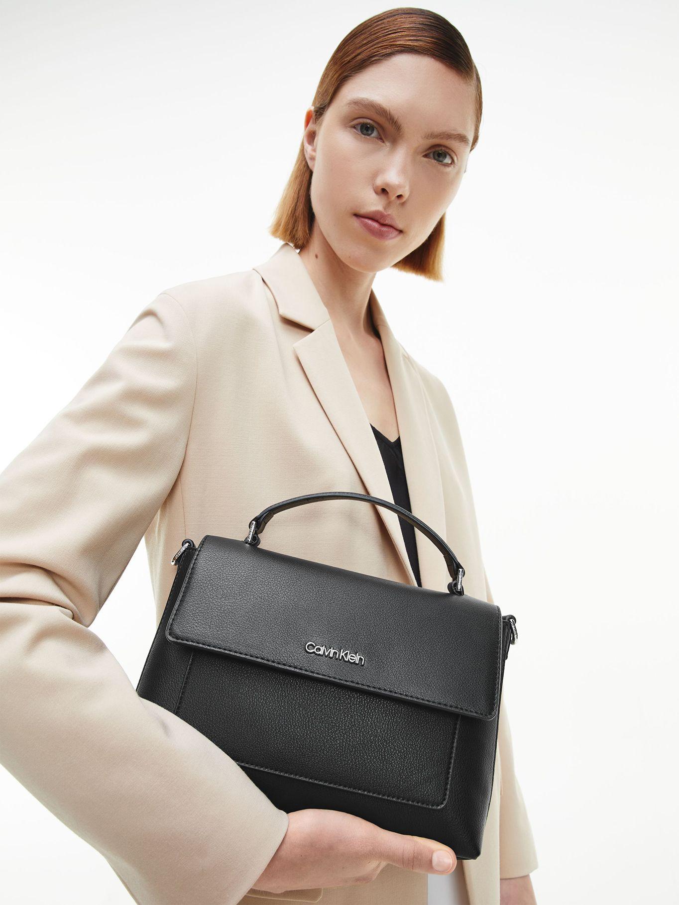 Cartera Top Hand CK Must Negro Calvin Klein-4