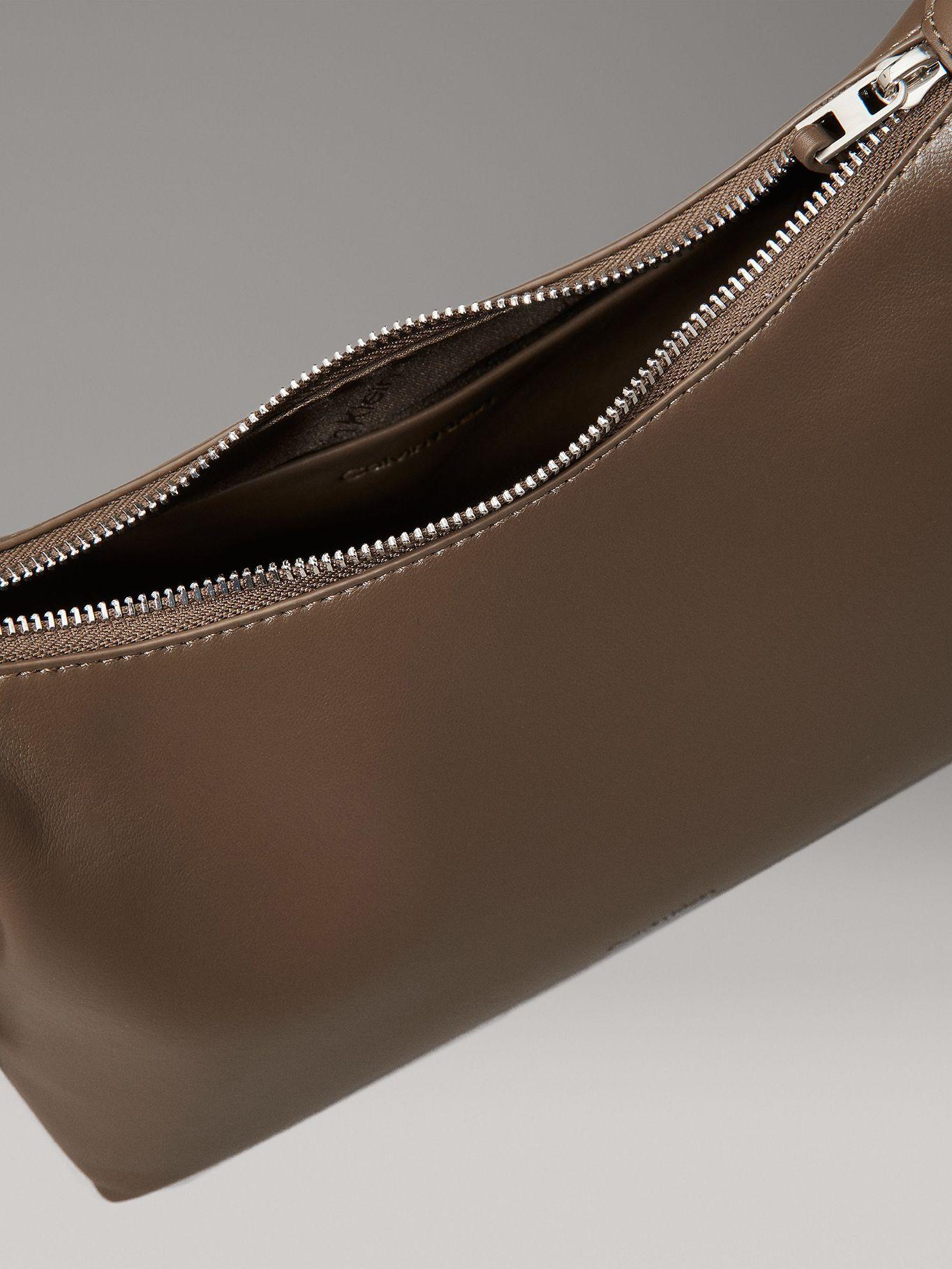 Cartera Hardware Strap Cafe Calvin Klein-2