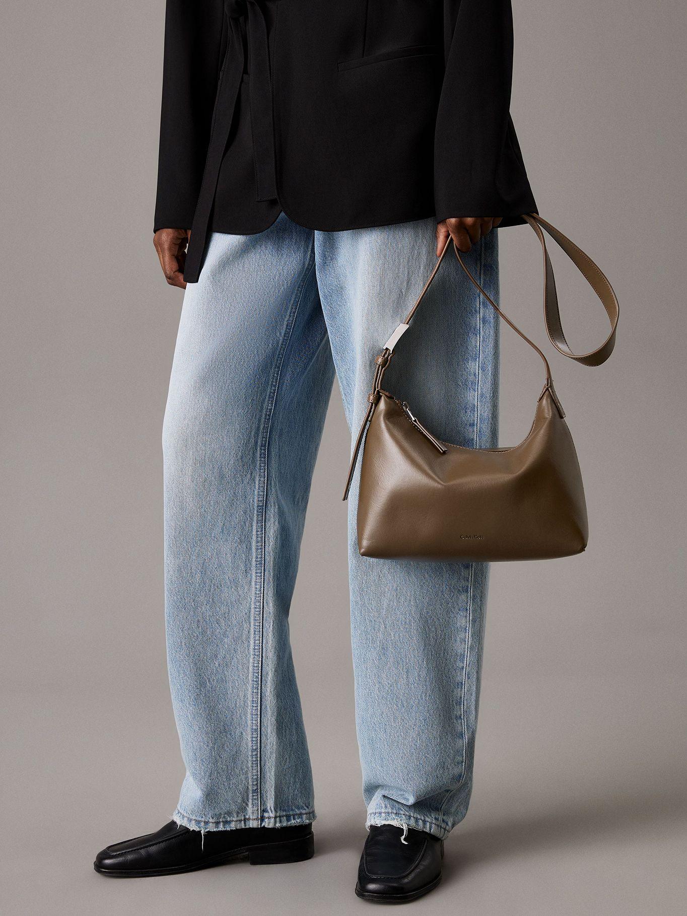 Cartera Hardware Strap Cafe Calvin Klein-5